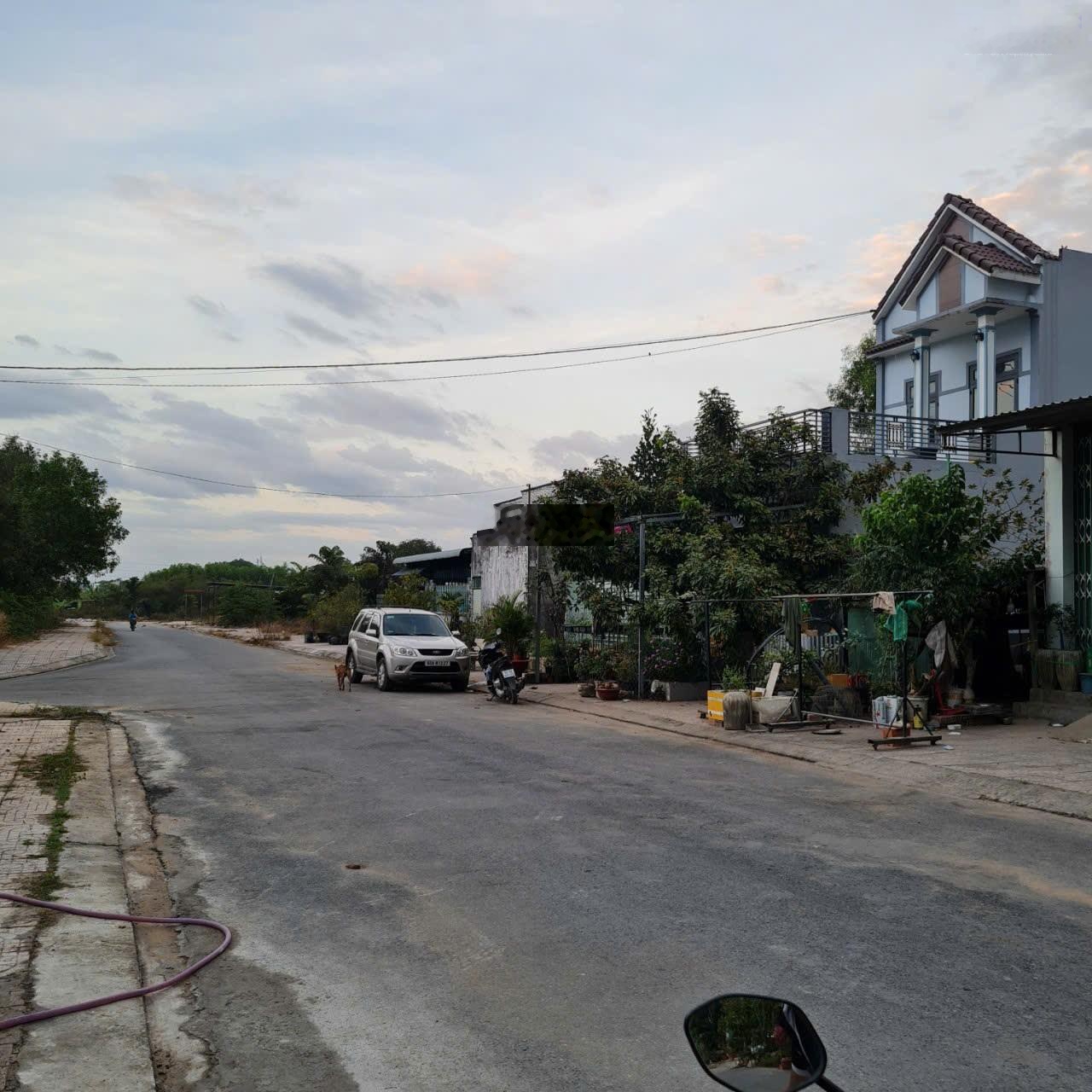 Bán gấp nhà 1 trệt 1 lầu kdc lavender city sổ riêng sẵn thổ cư 100%, gần trung tâm phường tân triều