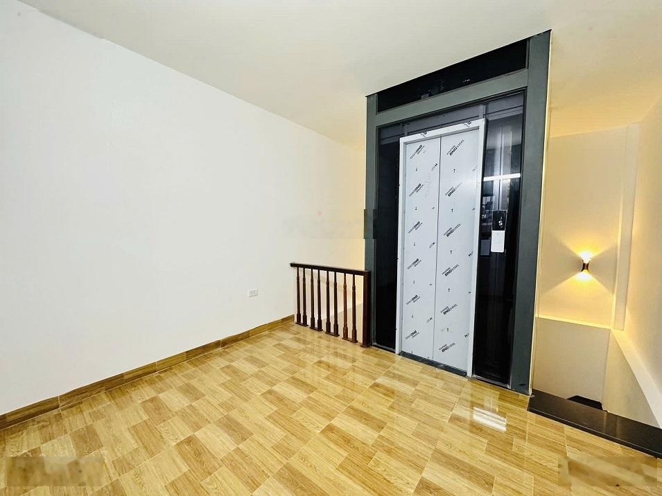 Hiếm, nhà đẹp ở ngay, 5 tầng thang máy phố Hào Nam, Đống Đa 44m2 chỉ 10.8 tỷ