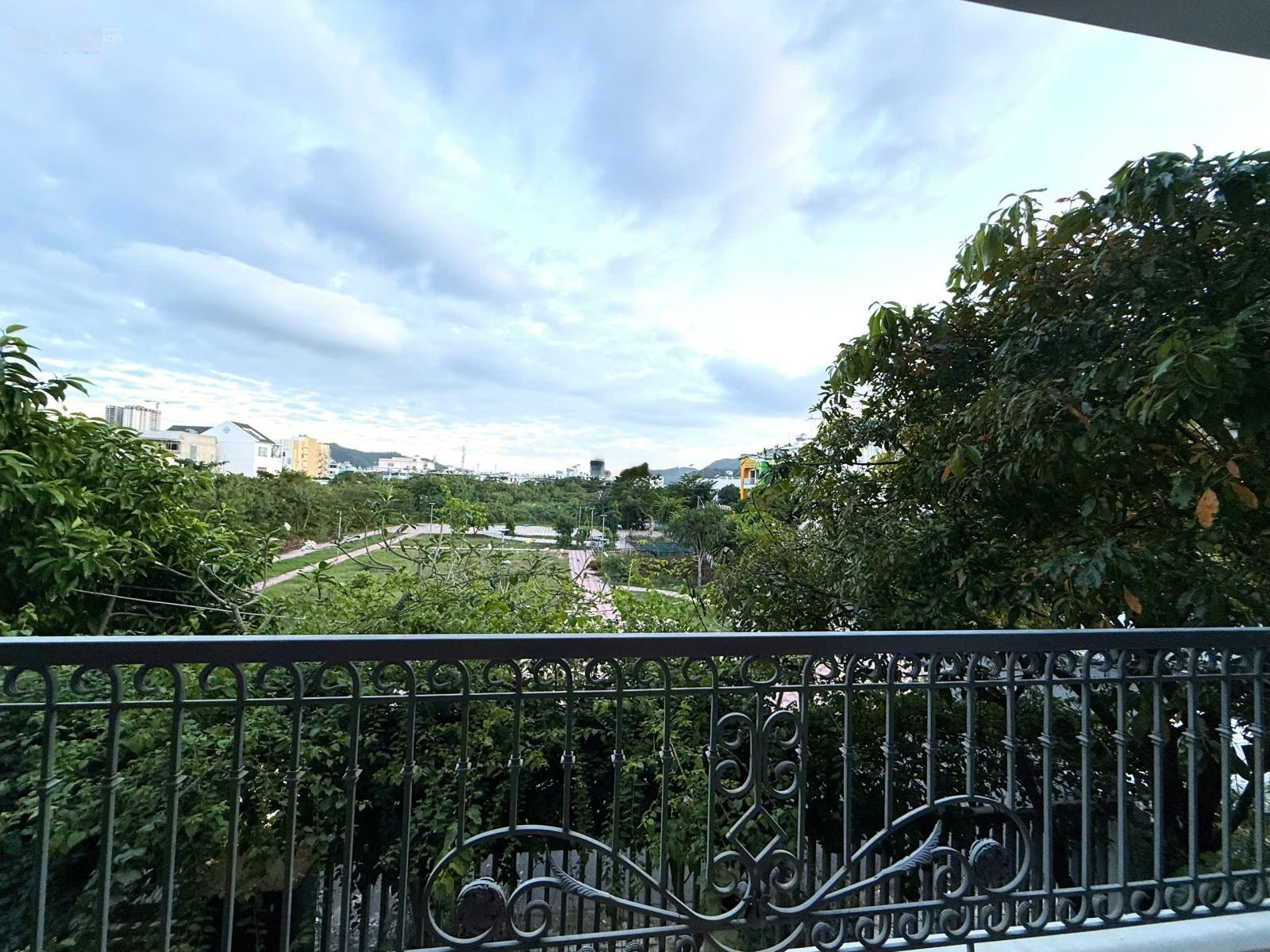 Căn biệt thự 240m2 kđt hud phước long có thang máy chỉ 19,8 tỷ, sổ hồng riêng/ 0931800111