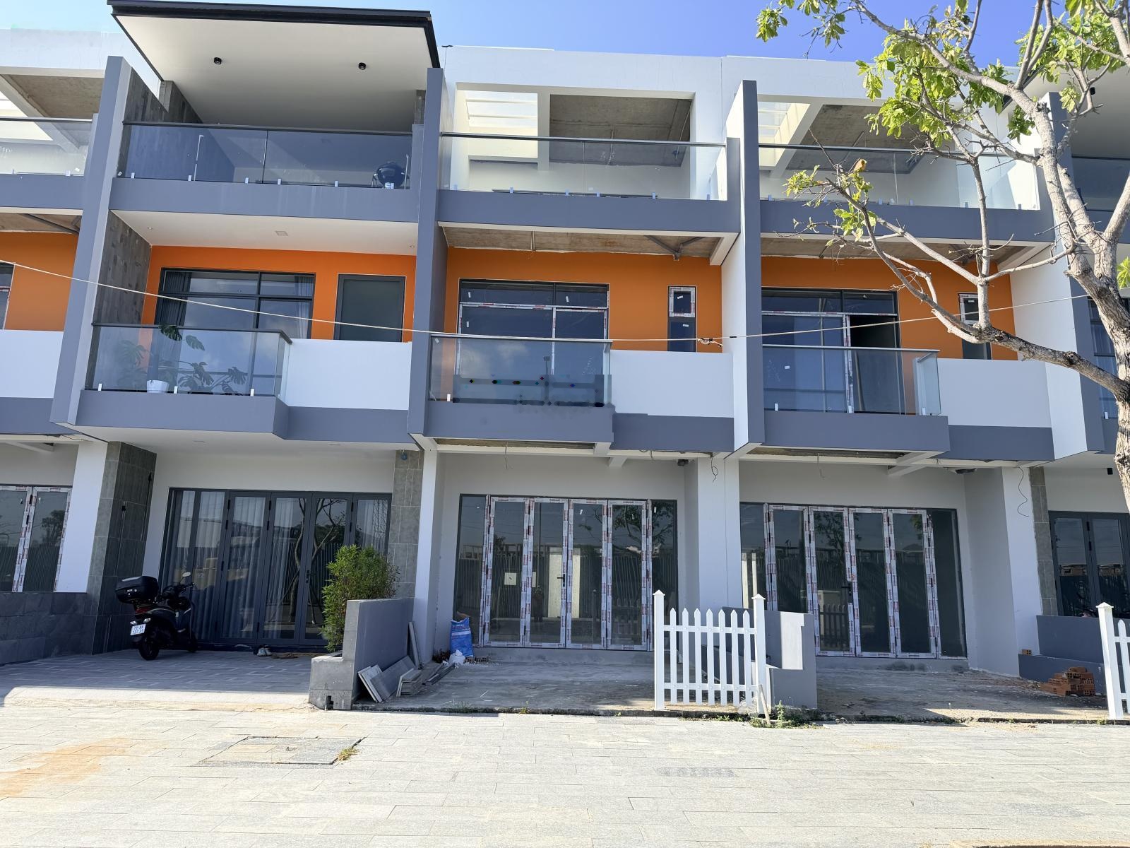 Nhà thô gói 8 Capella trục đường 27m giá 7,7 tỷ ( chưa bao 5%)