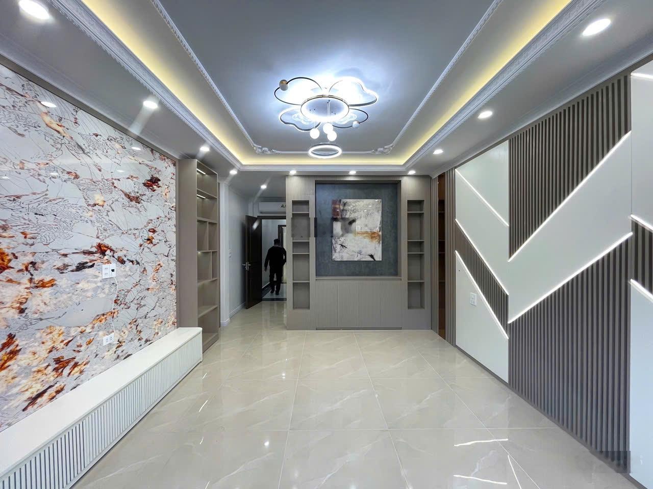 Nhà đẹp Văn Cao, ngay gần 193 , thang máy, nội thất hiện đại