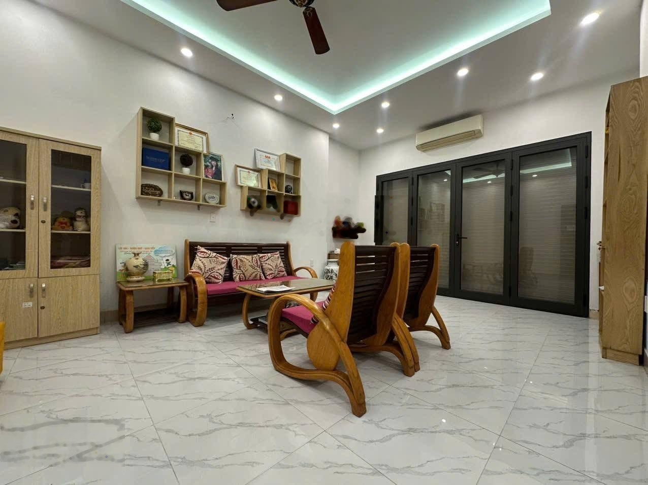 Gấp ( hạ 1,5 tỷ ) 23,5 tỷ nhà trần thái tông , 60m2, lô góc , ô tô tránh , vp/cty , cách mp 30m