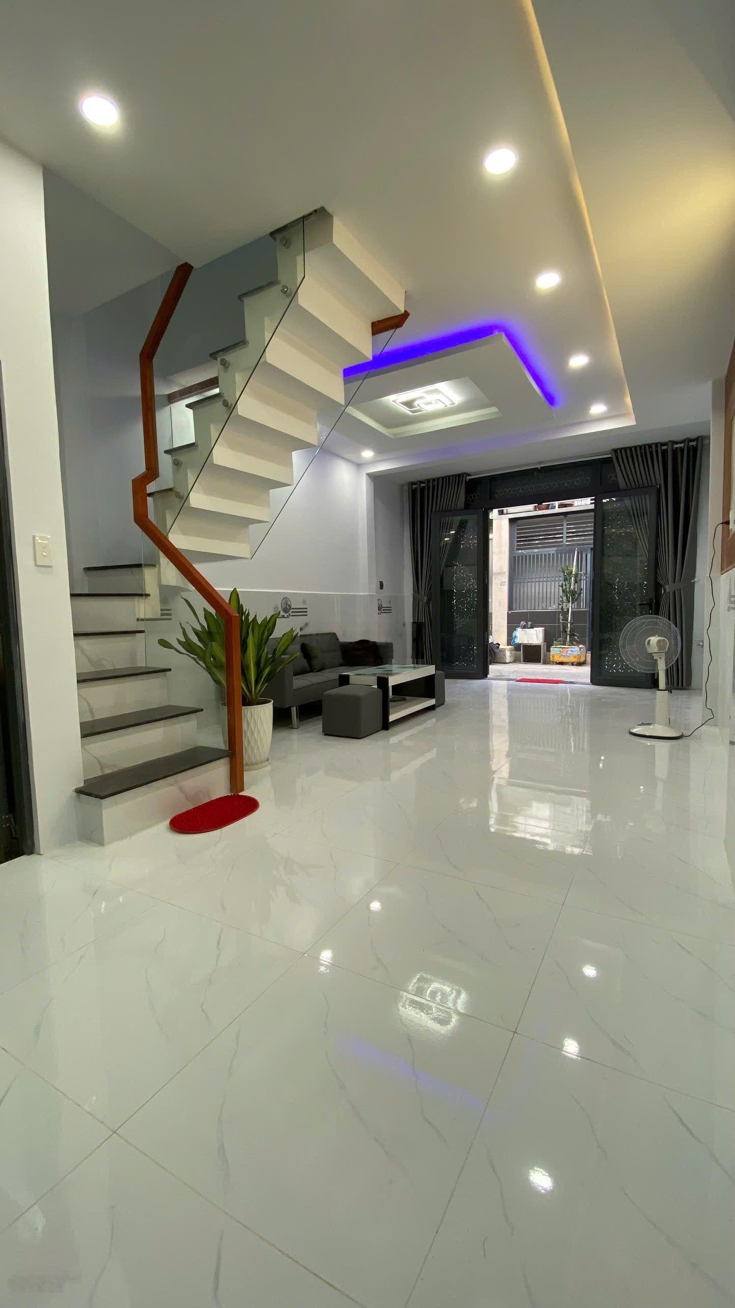 cạnh tân kì tân quý bình tân DT 36 m ,hẻm xe tải thông,giá 3,780 thương lượng,sổ hồng hoàn công đủ