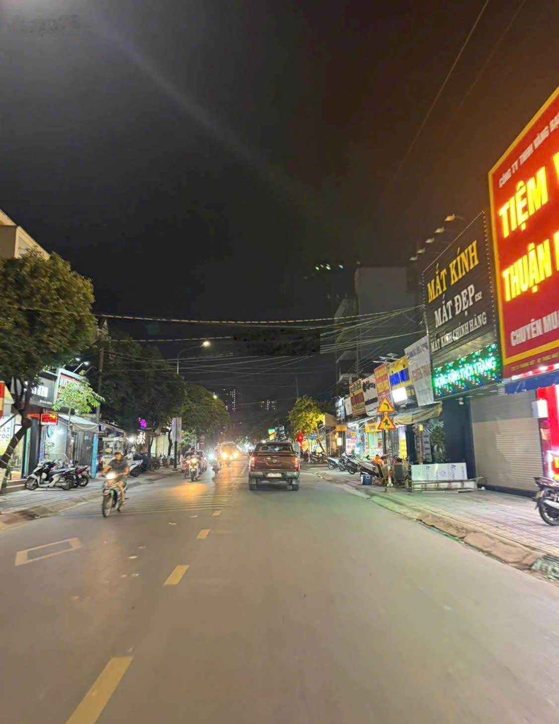 Nhà MT Phường Dĩ An 1 lầu giá 7.9 tỷ; DT 6mx20m full TC; Tặng full nội thất, sân xe hơi