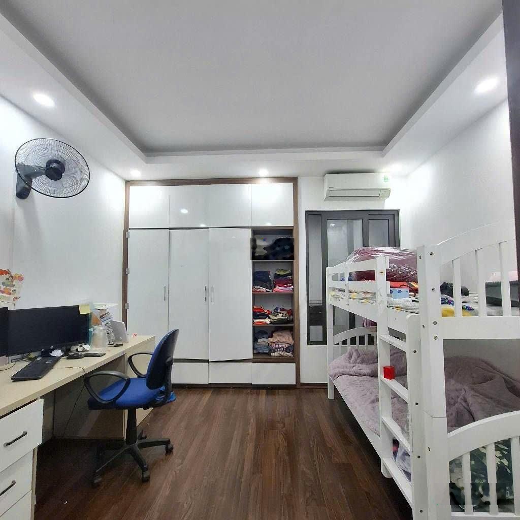 Hiếm! Bán Nhà Hoàng Liệt Hoàng Mai 42m², 5 tầng, MT: 4m Full Nội Thất Gần Ô Tô Giá 8.x tỷ