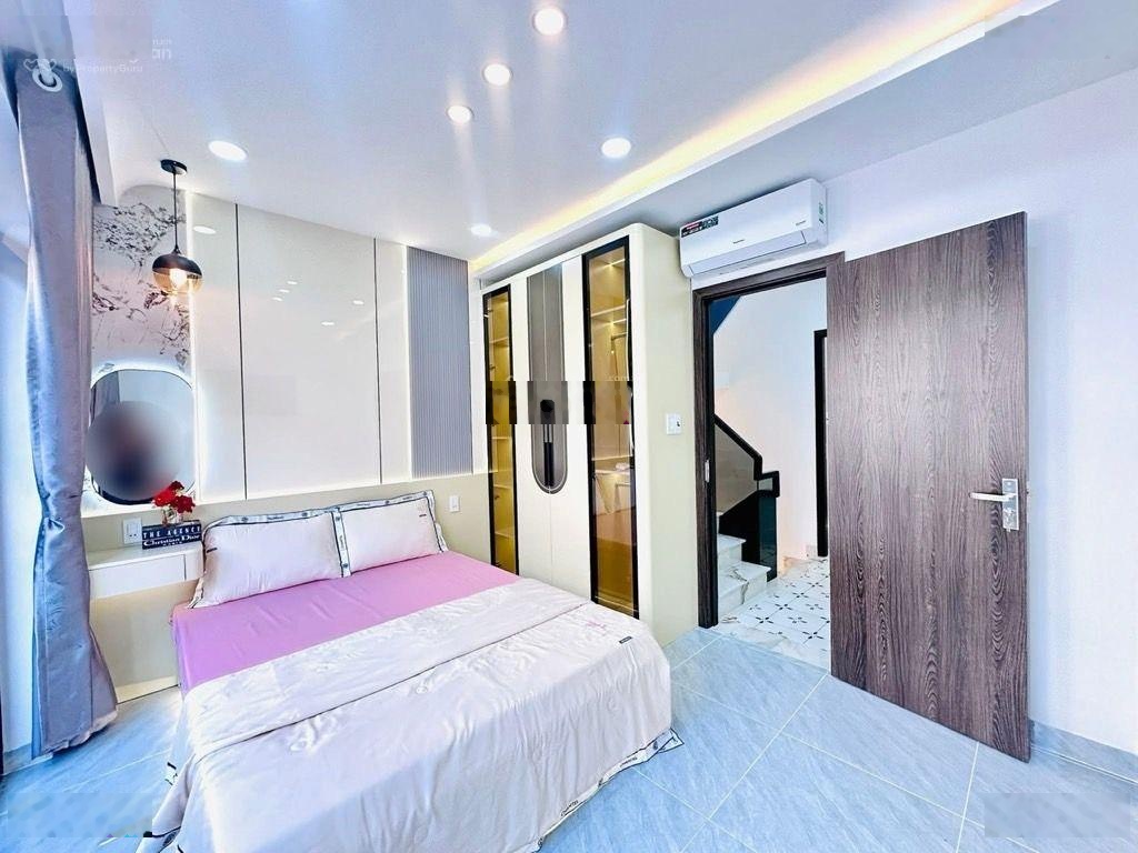 Bán nhà mới xây HXH Phan Huy Ích, ngay emart 40m2, 3 tầng full nội thất, sân để xe rộng, 5,7 tỷ