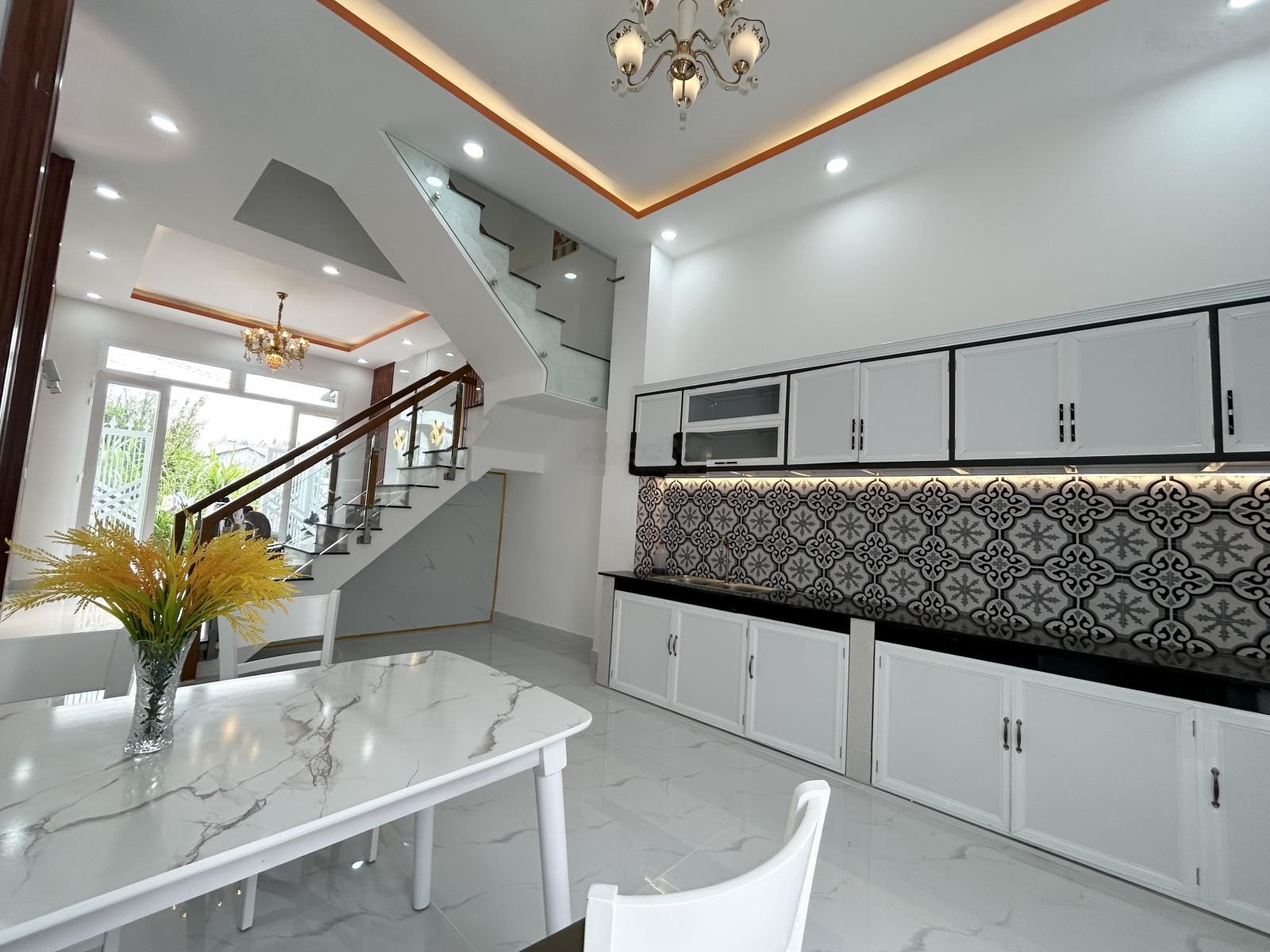 Căn góc 2 mặt tiền, 2 lầu ngay ngã 3 Tân Kim giá rẻ