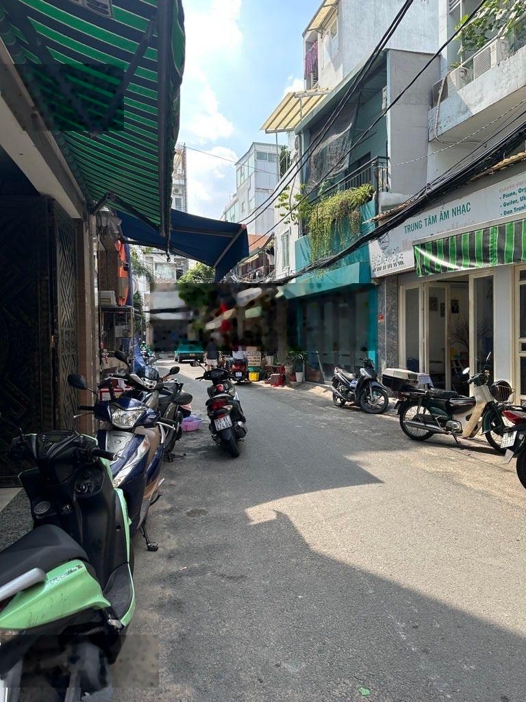 Nhà mới tinh mua vào ở ngay, gẩn hẻm xe hơi, trung tâm quận.