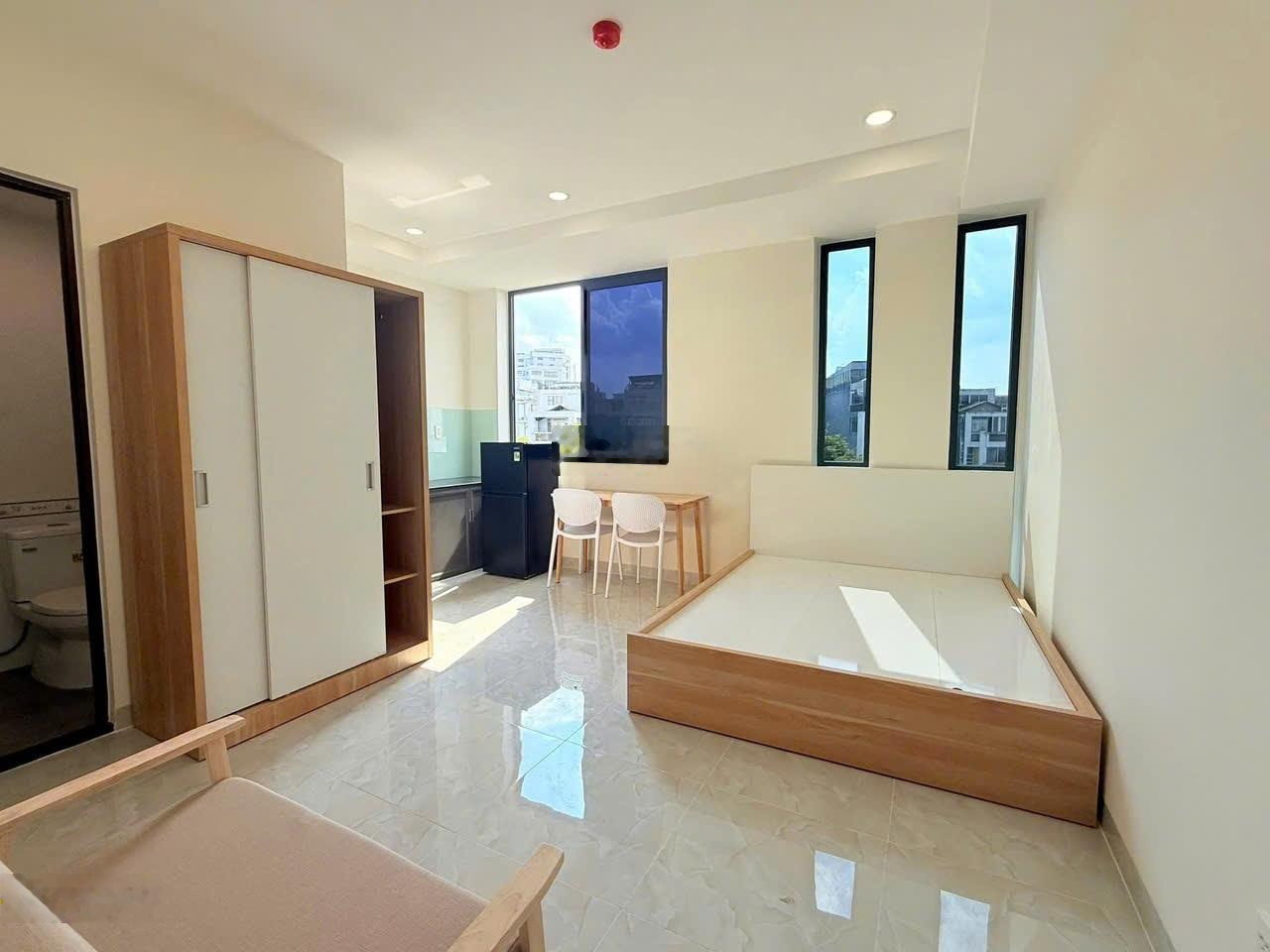 Phòng Đẹp Cửa Sổ Thoáng, Mới Xây Ngay Nguyễn Oanh