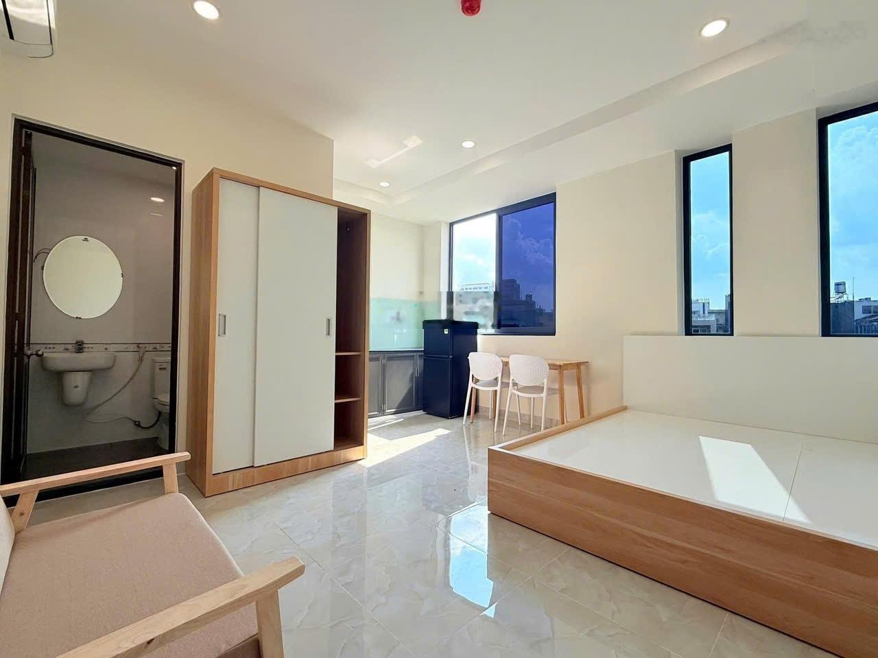 Phòng Đẹp Cửa Sổ Thoáng, Mới Xây Ngay Nguyễn Oanh