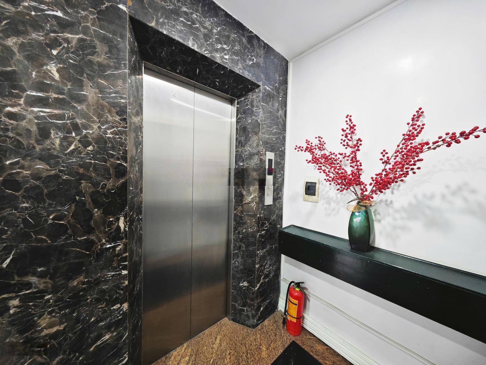 Cho thuê nhà mặt phố Mai Hắc Đế, DT 40m2 x 6.5 tầng, MT 4m, nhà khá mới, thang máy!!!