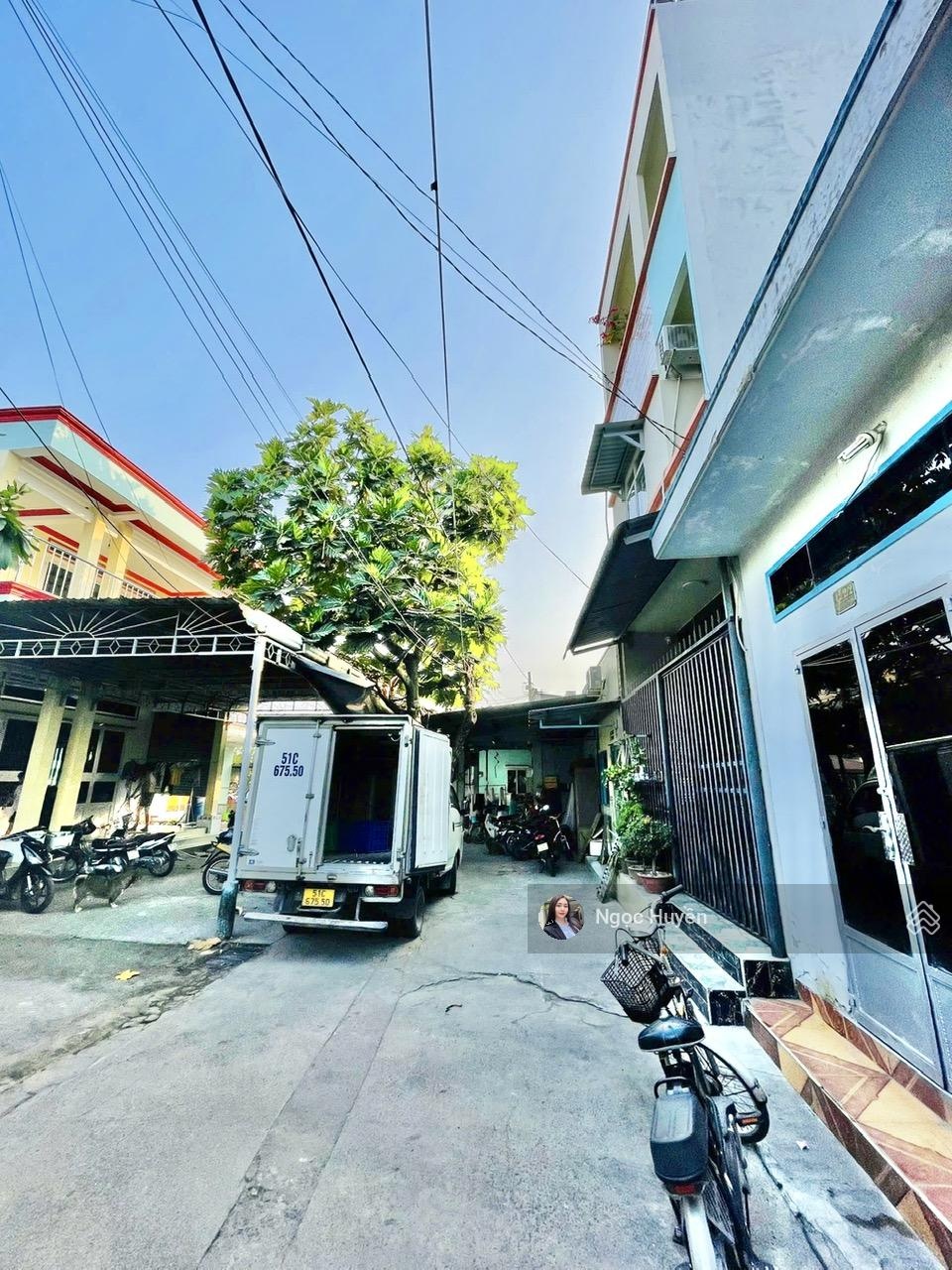 Siêu rẻ - đất tặng nhà C4 - HXH ngang 11m