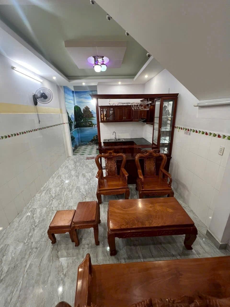 Nhà có nội thất 64m2 2lầu 4pn 4wc hxh quang trung