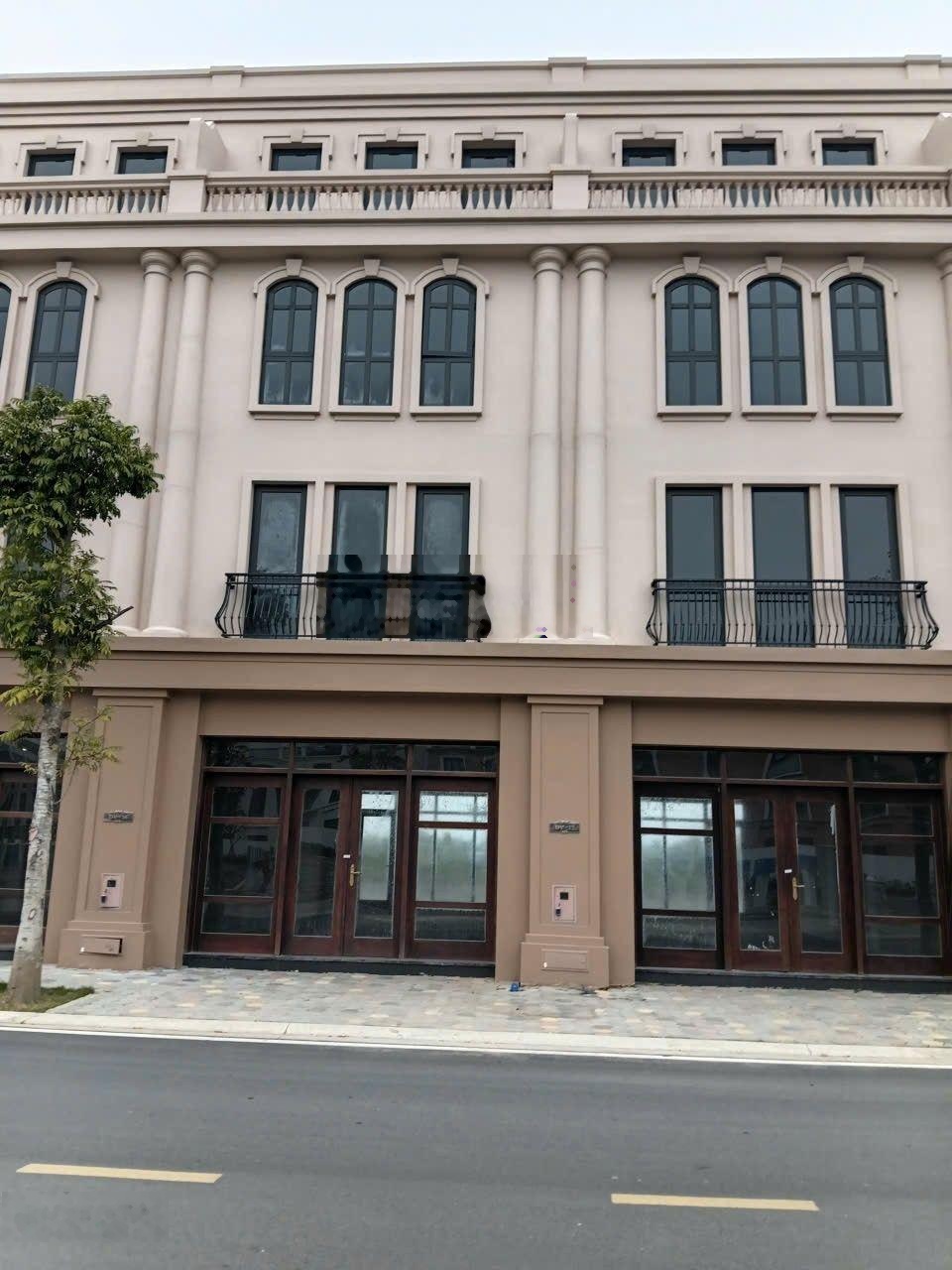 Bán Nhà Mặt Phố Vỉa hè Rộng Cạnh trung Tâm vui Chơi