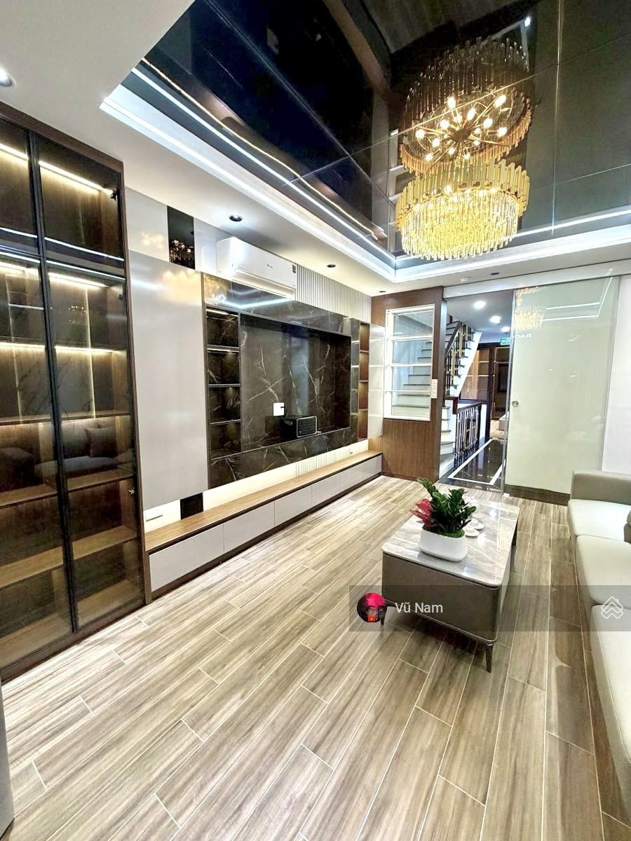 - Bán nhà PL Hoàng Cầu, Ngõ Thông, Lô Góc, Thoáng Sáng, Ở Ngay, DT 45m2 x 4 T Giá : 13 tỷ TL