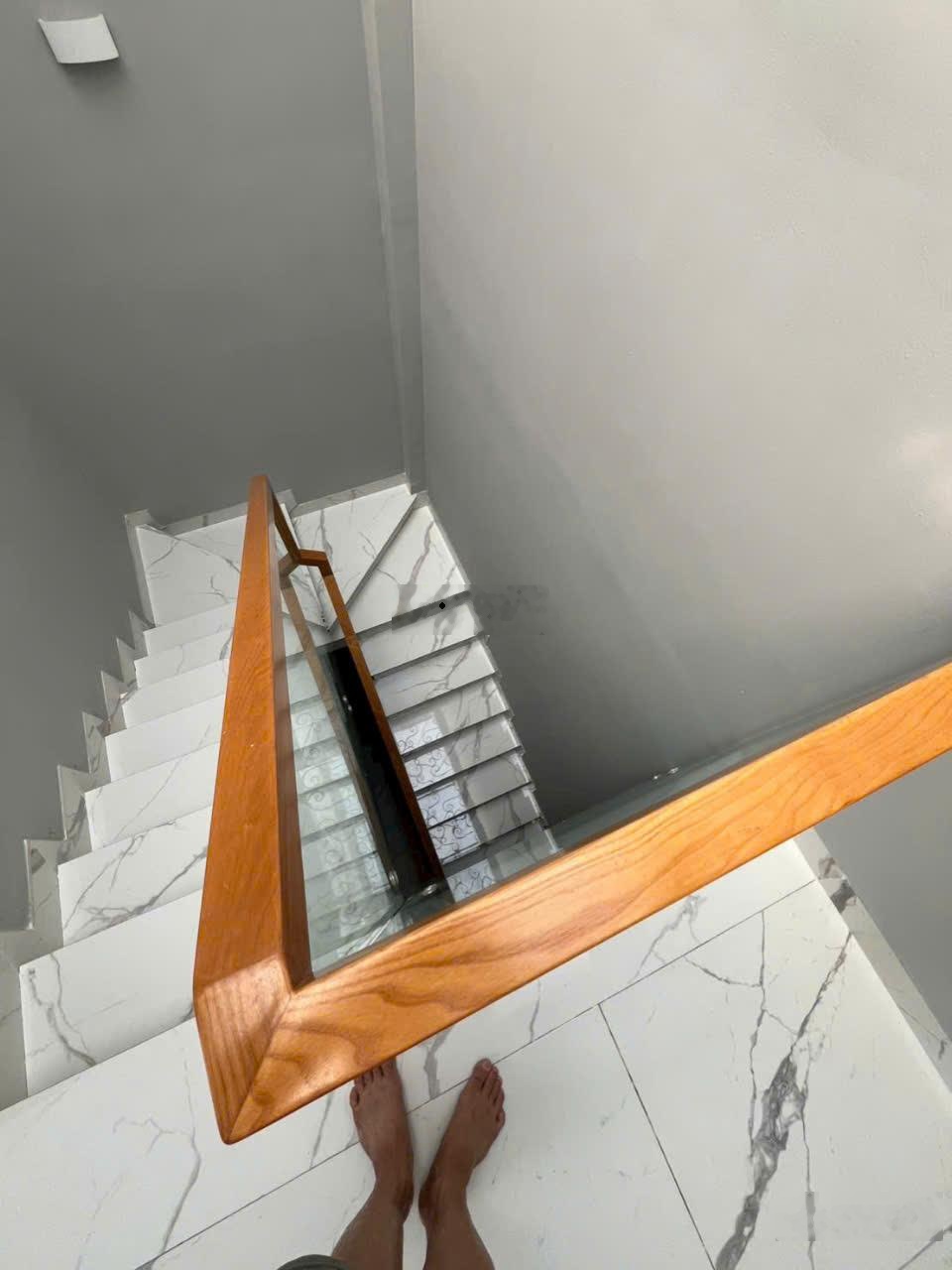 Hàng vip q.3 _ nguyễn thiện thuật-hẻm xe hơi -mới ở luôn4 tầng [ trệt + 2 lầu + st]-38m2- 8.8 tỷ