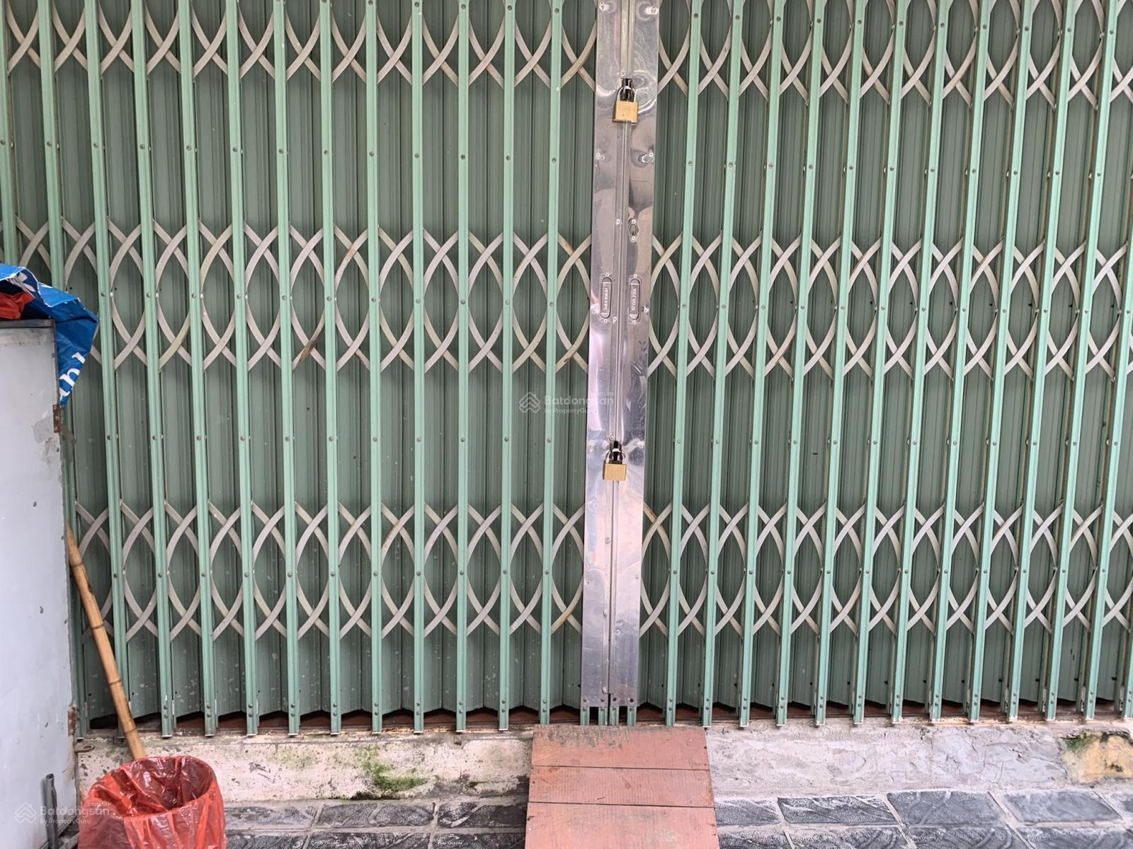 Bán tập thể nghĩa tân tầng 1 DT 80m2 hai mặt tiền mỗi mặt 8m KD tốt Giá 5,5 tỷ