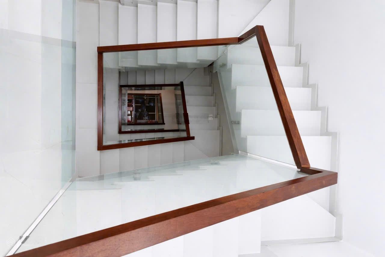 Mặt tiền kinh doanh đỉnh khu bàu cát đồng đen đường 16m có lề 5 tầng 60m2