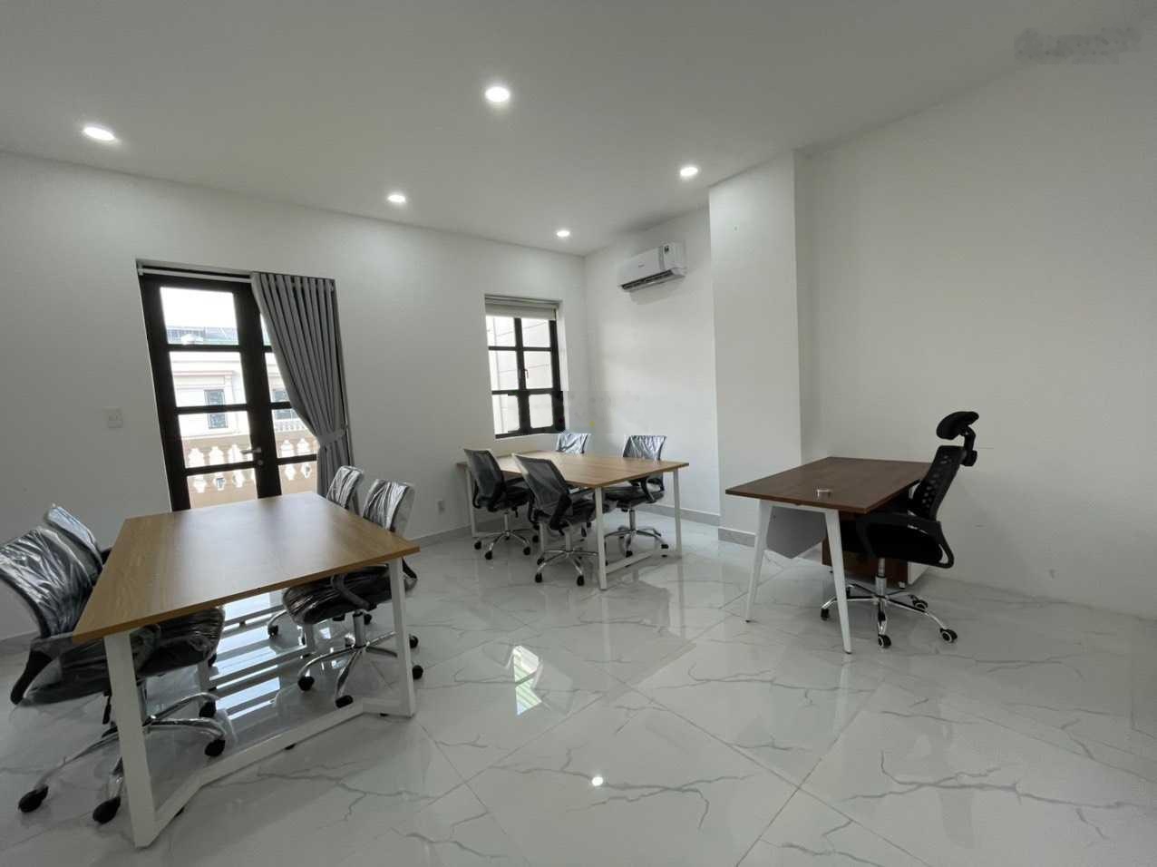 Chính chủ cho thuê nguyên sàn lầu 3 làm VP giá chỉ 11tr/tháng. Có hầm để xe và sẵn máy lạnh