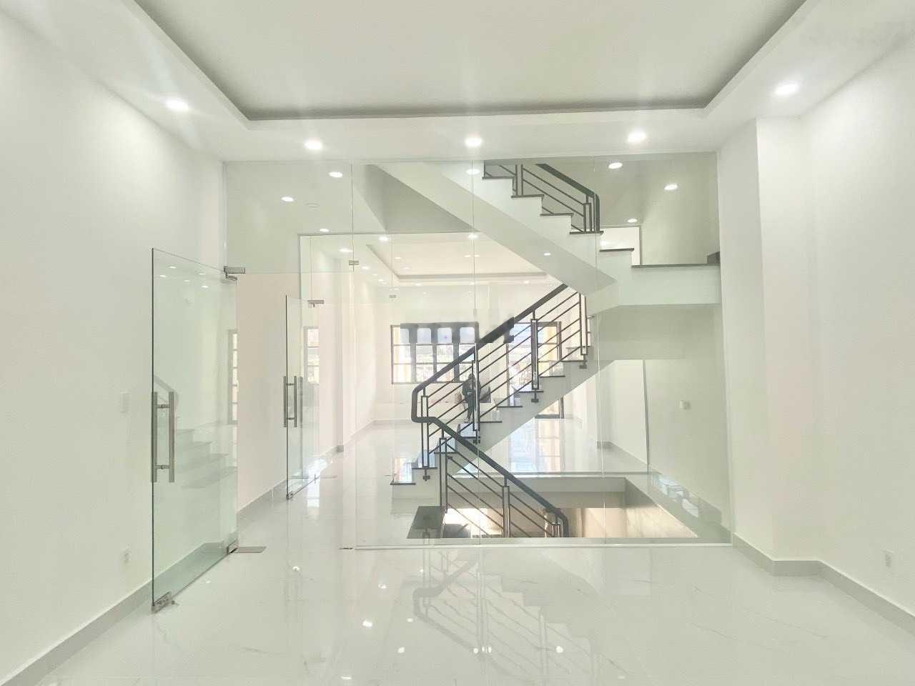 Chính chủ cho thuê nguyên sàn tầng 1 làm VP 100m2