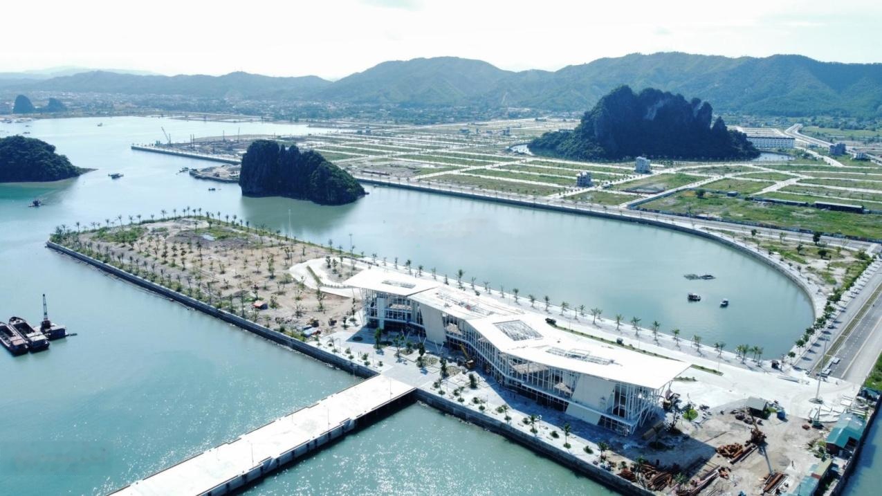 Chính chủ bán lô đất TMDV khách sạn mặt biển Ao Tiên Vân Đồn! Diện tích 1988m2. LH 0919686686