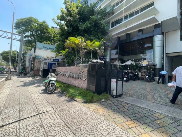 Cho thuê nhà mặt tiền Nguyễn Văn Cừ, Quận 1. DT: 15x25m, 1 hầm 1 trệt, 8 lầu. DTSD: 3.300m2