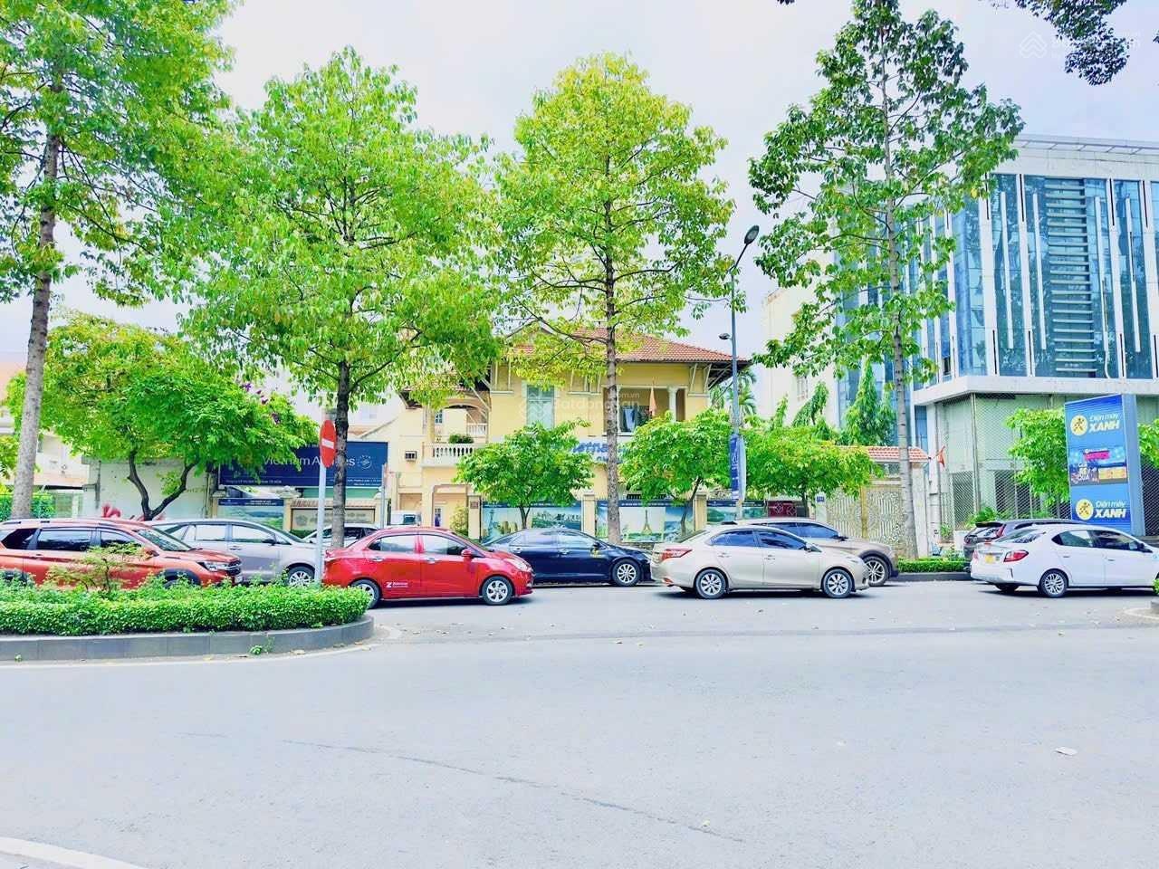 Cho thuê nhà mặt tiền Nam Kỳ Khởi Nghĩa, Quận 3. DT: 20x30m. 1 trệt, 1 lầu. DTSD: 2.000m2