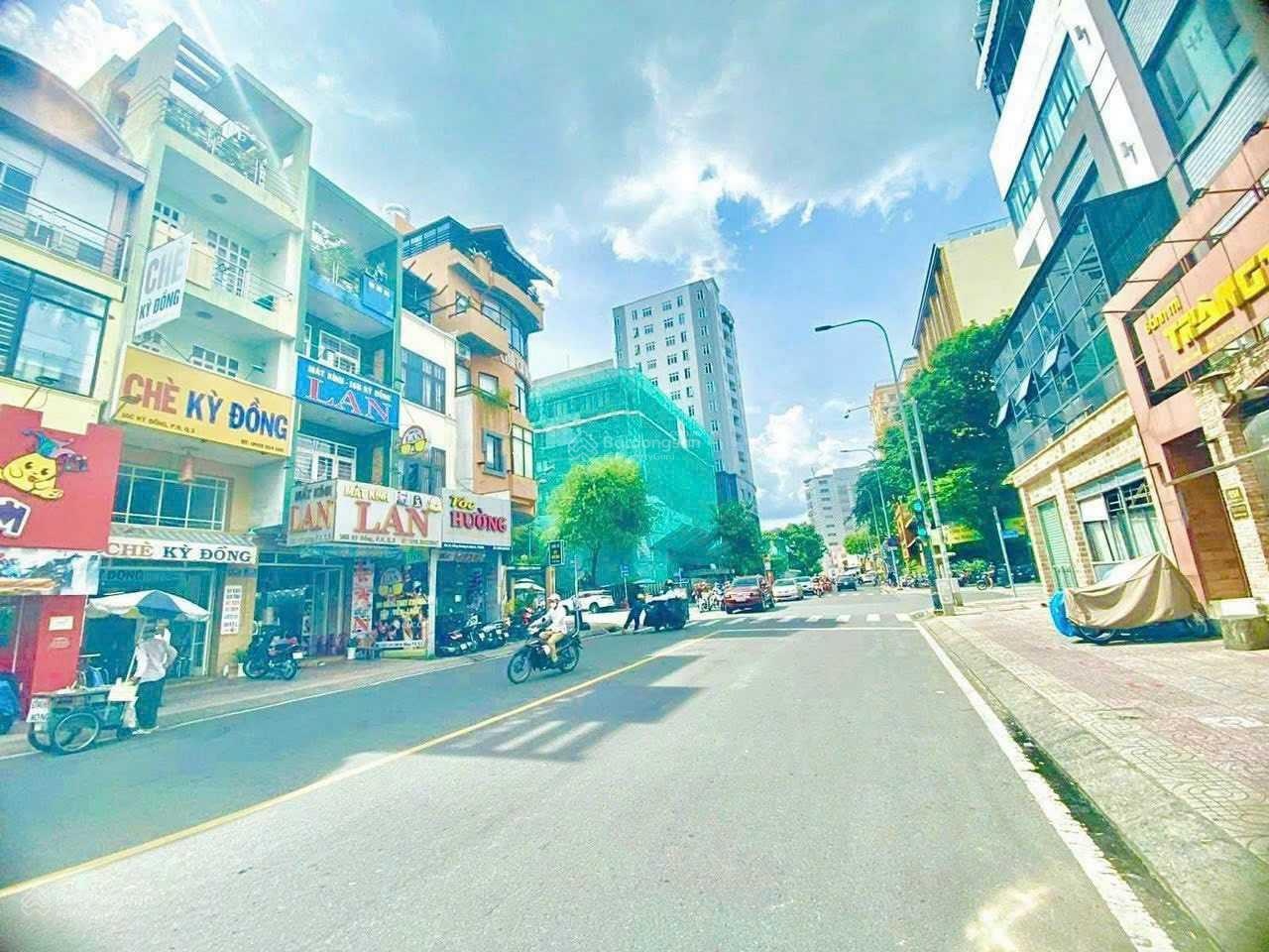 Cho thuê nhà mặt tiền Kỳ Đồng, Quận 3. DT: 25x90m. 1 trệt, 2 lầu. DTSD: 3.000m2