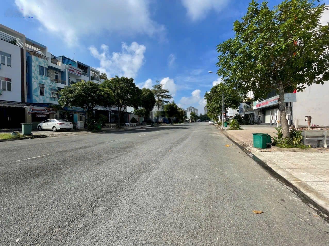 - Nhận ký gửi mua bán 1 số sp đầu tư Bds KDC Khang Điền, Phước Long B, Quận 9. DT: 156m2/12 Tỷ