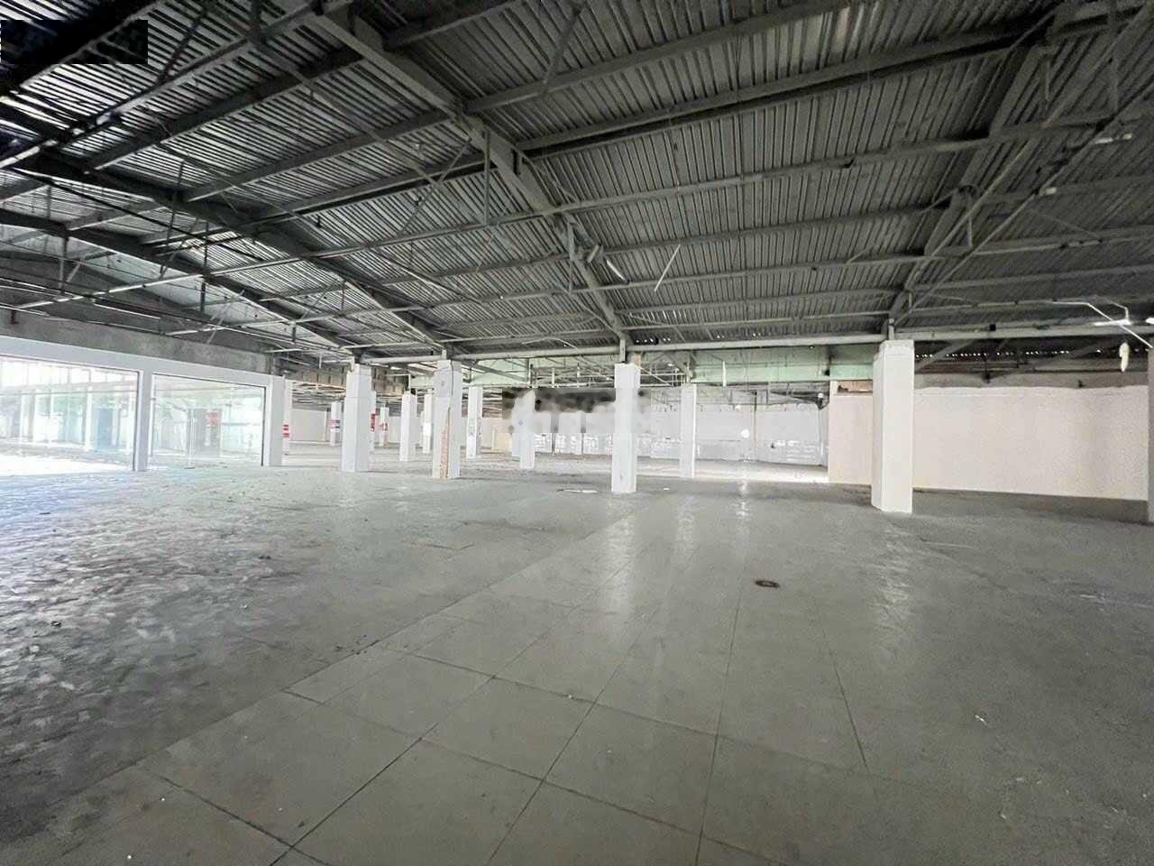 Cho thuê MB thương mại 856 Âu Cơ ngang 50m vị trí siêu đẹp, hiện trạng ST Coop Mart trống suốt