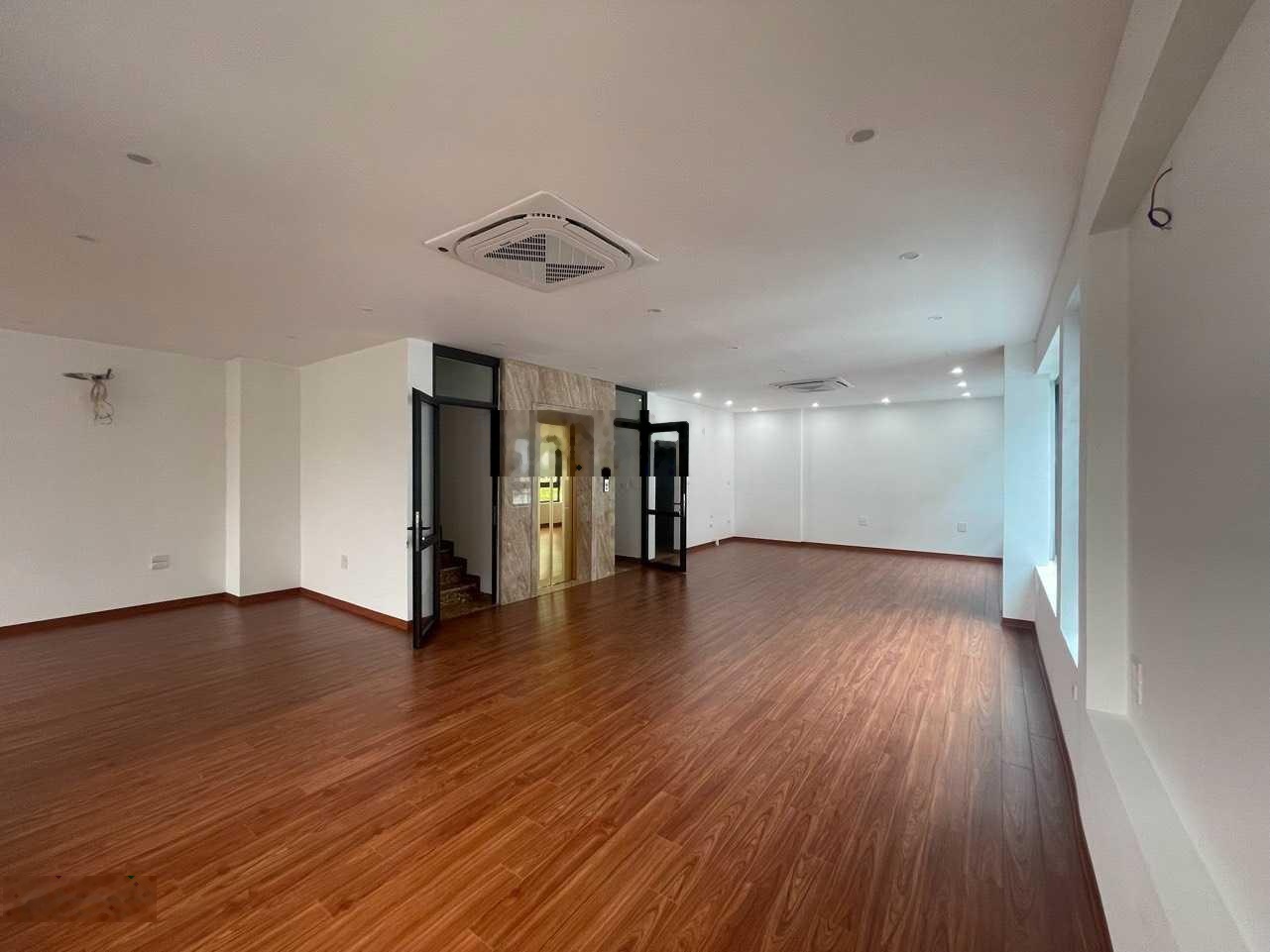 Cho thuê nhà Xuân La - Tây Hồ 110m2x6T, MT: 5m, thông sàn, thang máy, đủ ĐH, giá 50 triệu/th