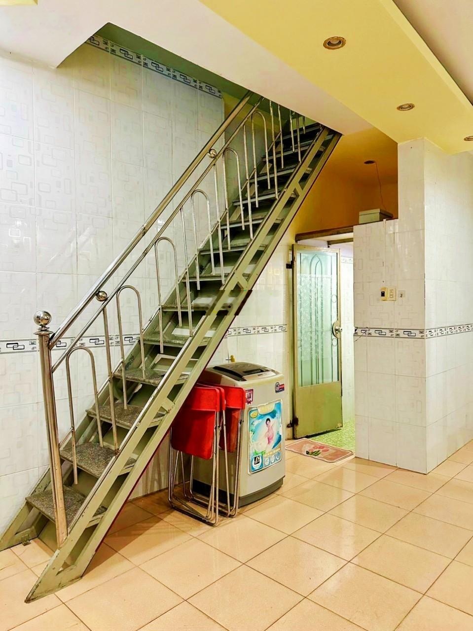 (Nhà 2 tầng - hẻm Hùng Vương), cần chủ mới