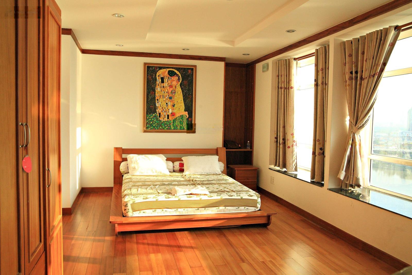 Cho thuê căn hộ 4PN đầy đủ nội thất, lầu cao, view đẹp, giá 28 triệu/tháng. LH Vân 0906812489