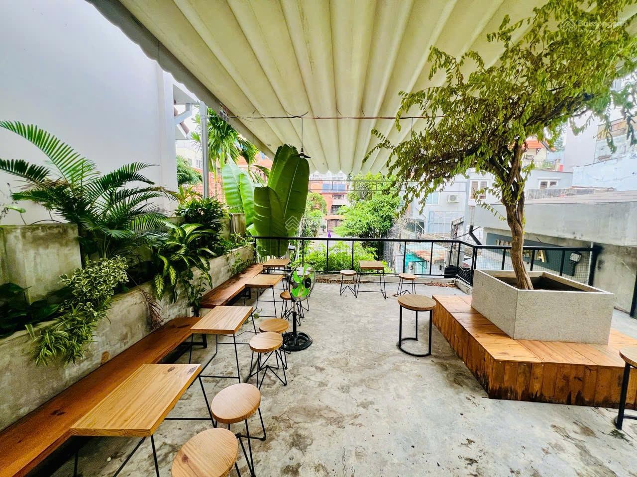 Cho thuê nhà mặt tiền đường Bùi Thị Xuân, Quận 1. DT: 8x20m. Trệt lầu. DTSD: 320m2