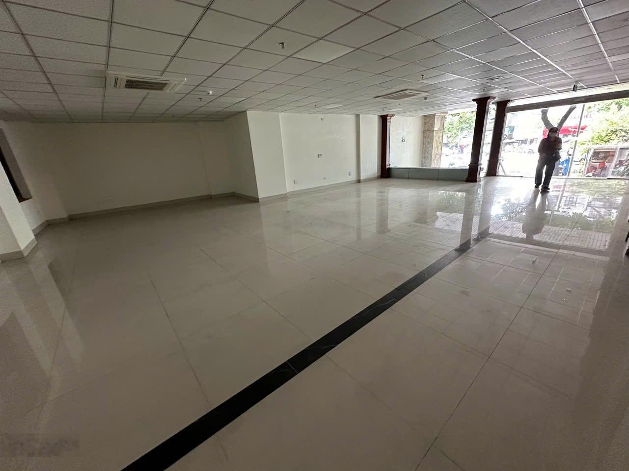 Cho thuê nhà mặt phố Trần Khát Chân, DT 200m2x6 tầng + hầm, MT 8m nở hậu, Giá 350tr, LH 0968896456