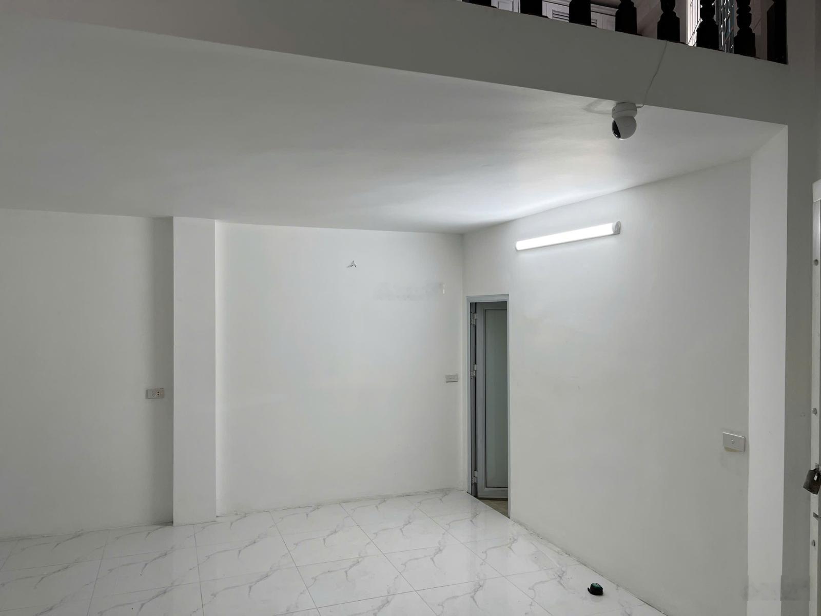 Cho thuê nhà riêng Hoàng Quốc Việt 50m2, 4 tầng ô tô đỗ cửa 15tr/th