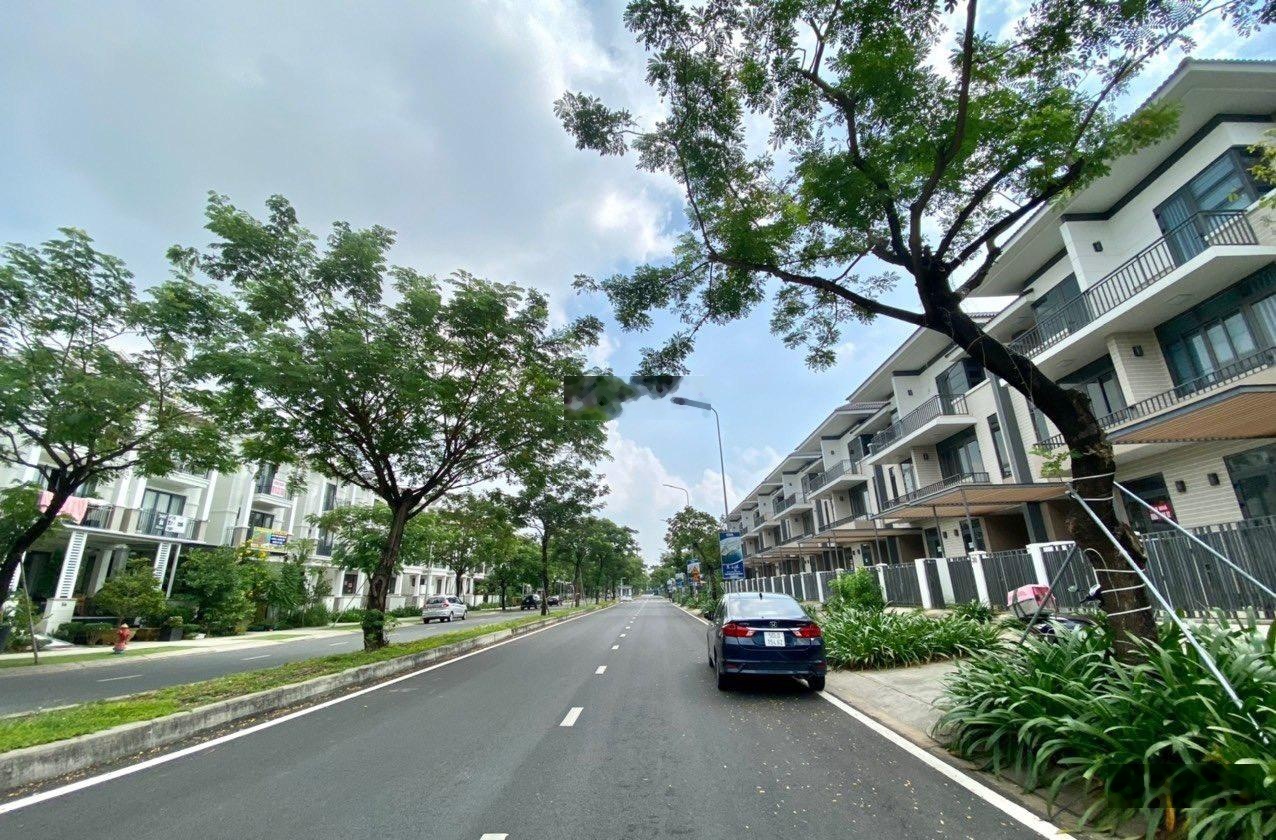 Tôi chính chủ bán gấp Lavila Kiến Á nhà phố 6 x 17.6m (full nội thất) - nhà thô giá 10 tỷ, sổ hồng