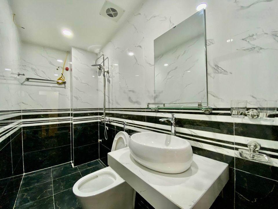 6.35 tỷ. Nhà mới sẵn ở. Căn 34m2. Mặt tiền 3.2m x 5T x 3PN. Đường 3m. Cách oto 15m.Ngõ 259 Phú Diễn