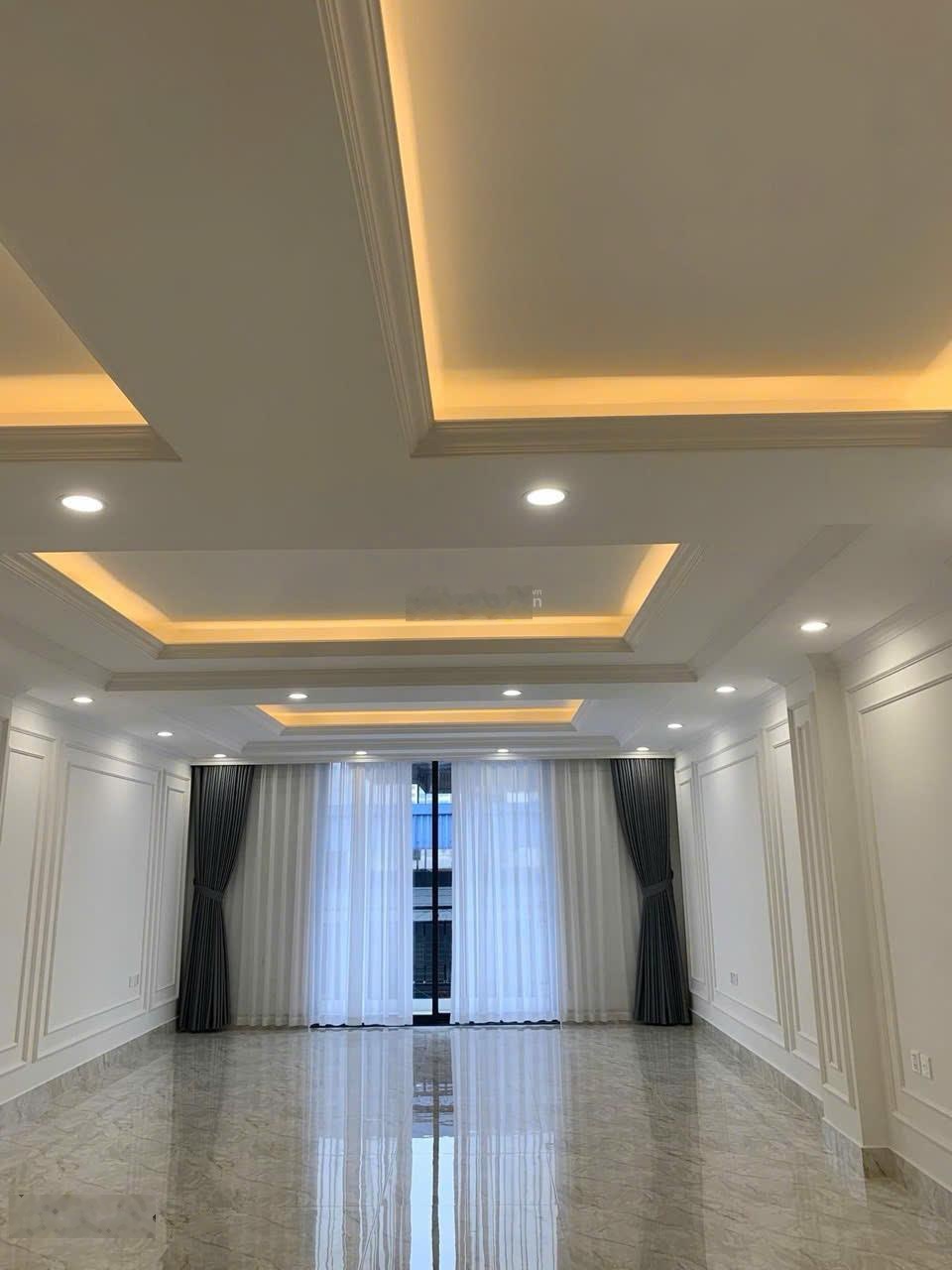 Cho thuê nhà mặt phố Phạm Tuấn Tài-Trần Quốc Hoàn, DT: 52m2x8T MT 4,3m thông sàn,thang máy giá 45tr