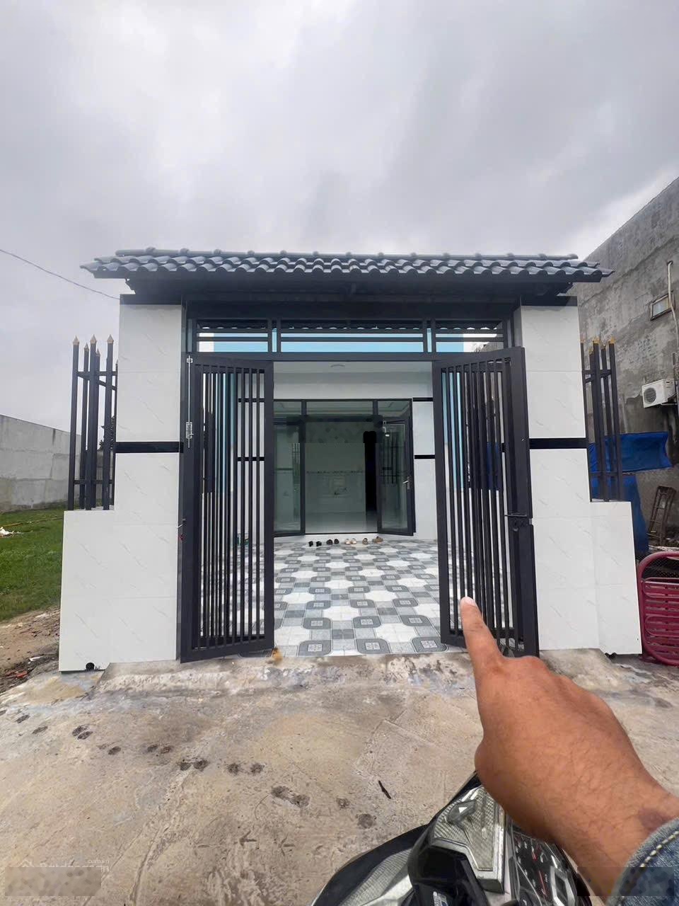 Bán nhà Đức Hòa xã Mỹ Hạnh Nam. DT: 5x24m sổ hồng riêng đường trước nhà xe hơi LH: 0918551010