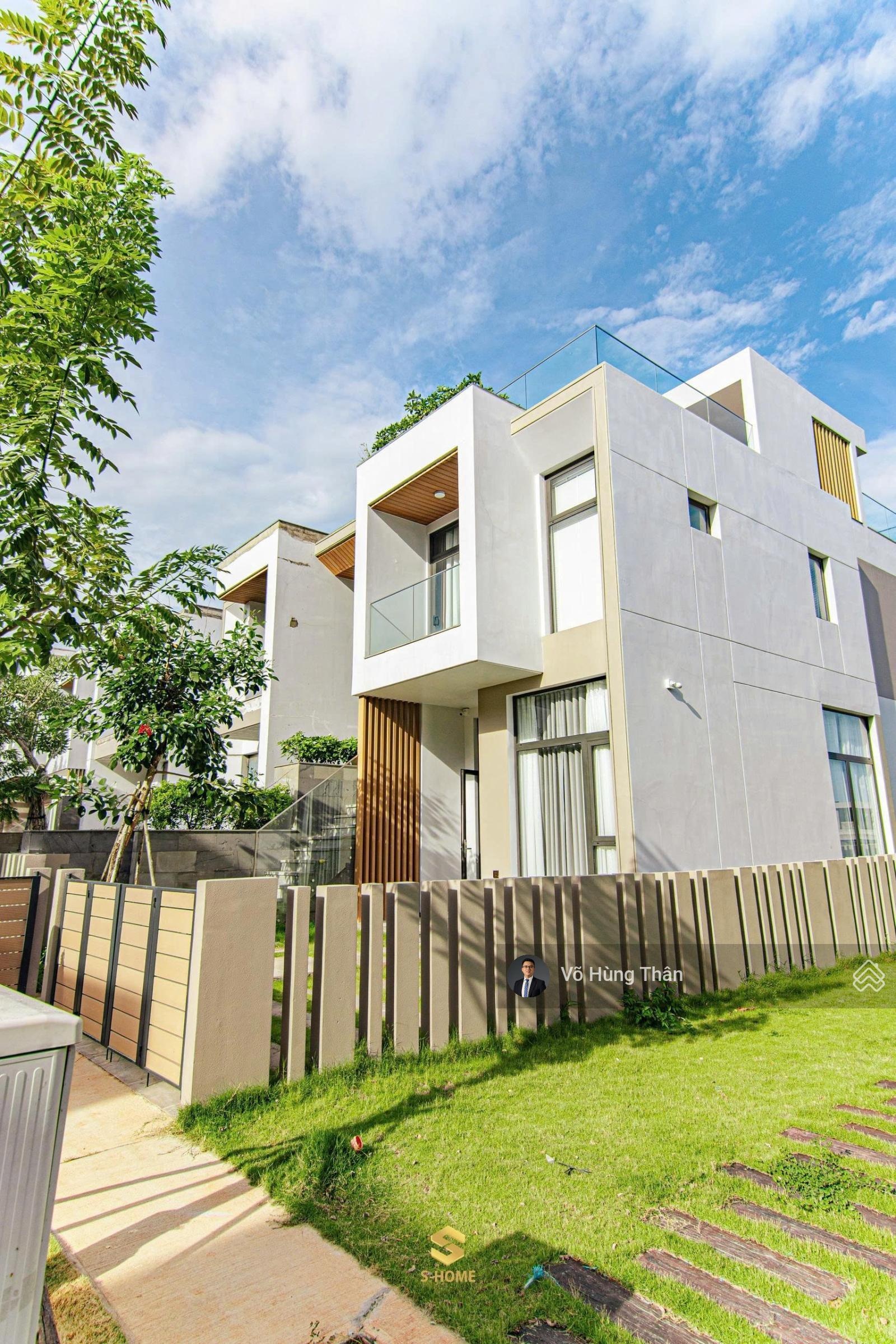 Chủ nhà cần bán lại căn biệt thự khu sân golf, nhà có sẵn, chỉ 6,8 tỷ bao thuế phí, gồm VAT