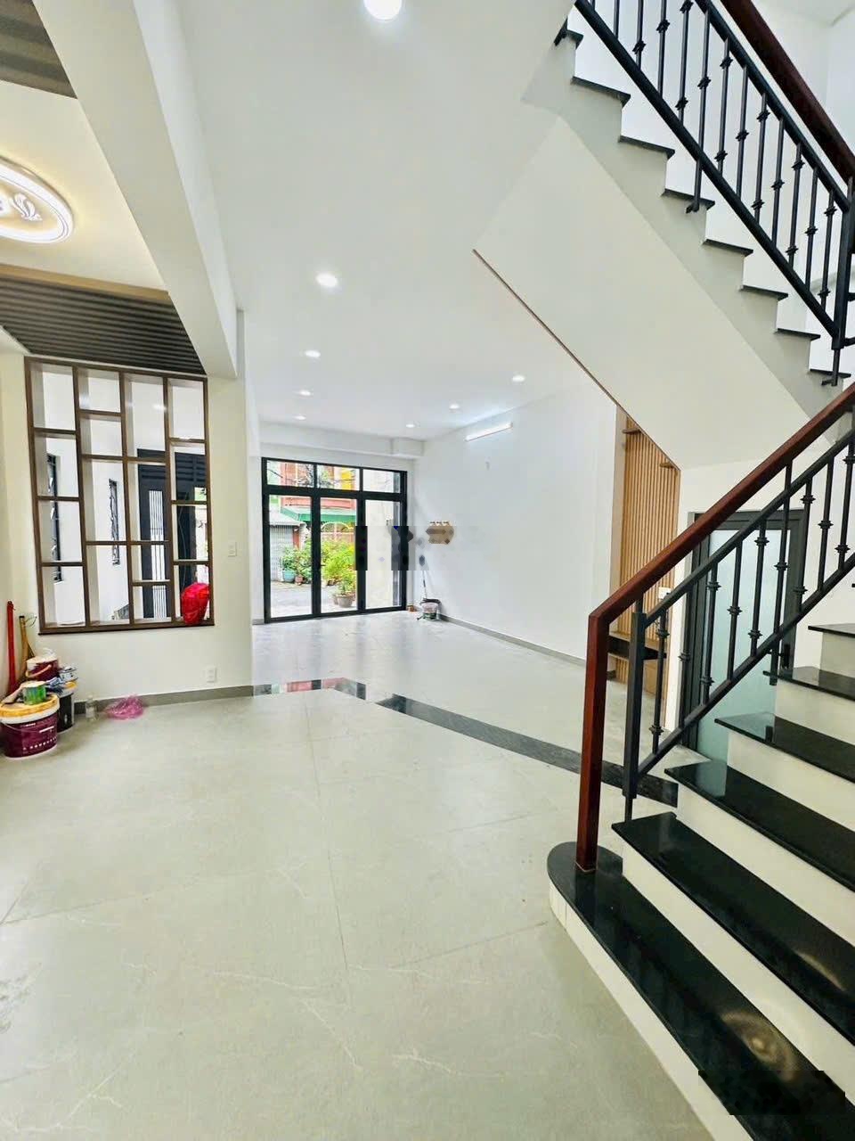 Nhà mới xây 100% góc 2 MT đường 10m, 5,2 x 15,35m nở hậu 6,25m 3 tấm - thông ra Tên Lửa chỉ 1 phút