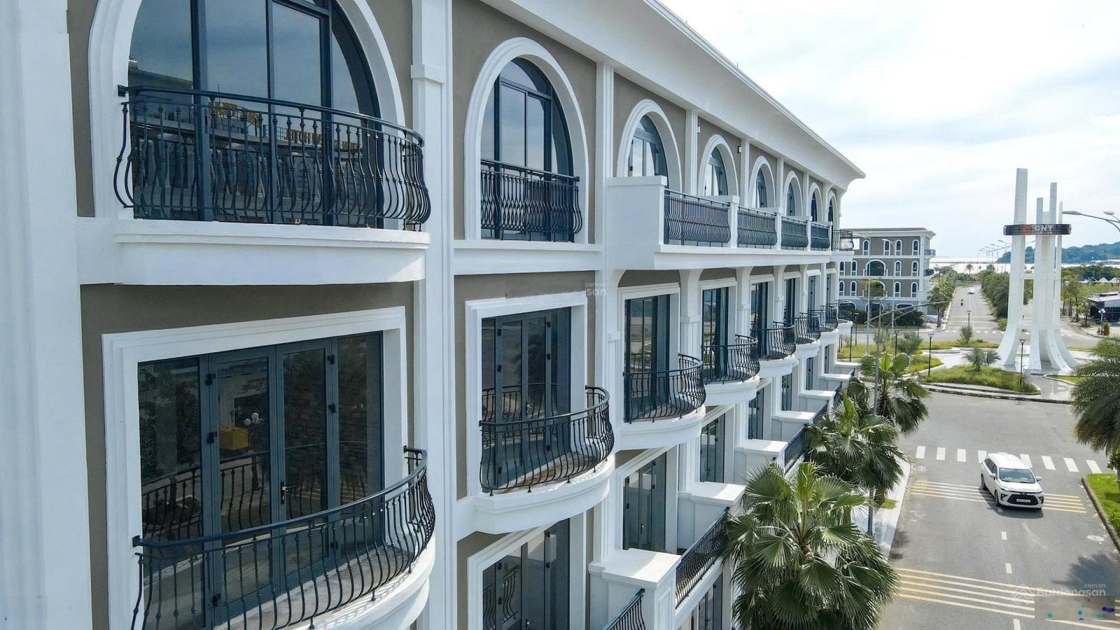 Nhà phố mặt biển giá chỉ từ 4 tỷ/căn nhà thô, thanh toán dài hạn, bank hỗ trợ 50%. LH 0898808221