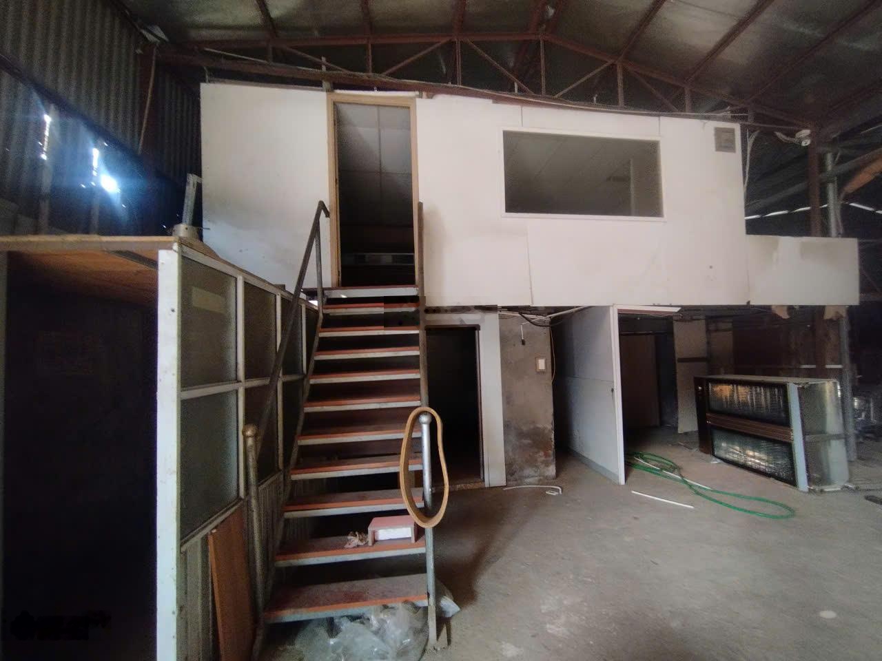 Cho thuê kho đường Lĩnh Nam, Hoàng Mai. DT 500m2, cao 7m, có điện 3fa, xe công đỗ cửa. 105 nghìn/m2