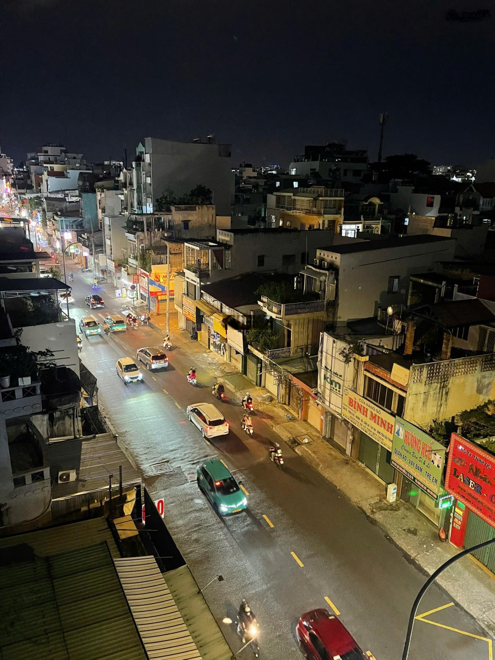 Nhà mặt phố Lạc Long Quân, Tân Bình, view đẹp giá siêu hời