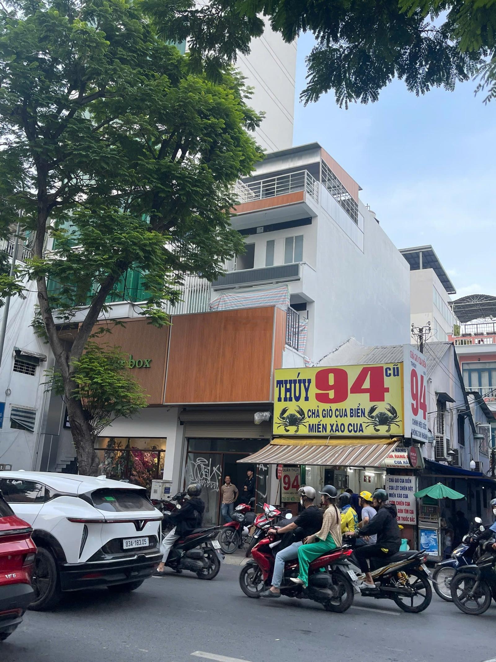 Mặt tiền Đinh Tiên Hoàng 4x18m, nhà trệt 3 lầu ST giá 23.8 tỷ TL