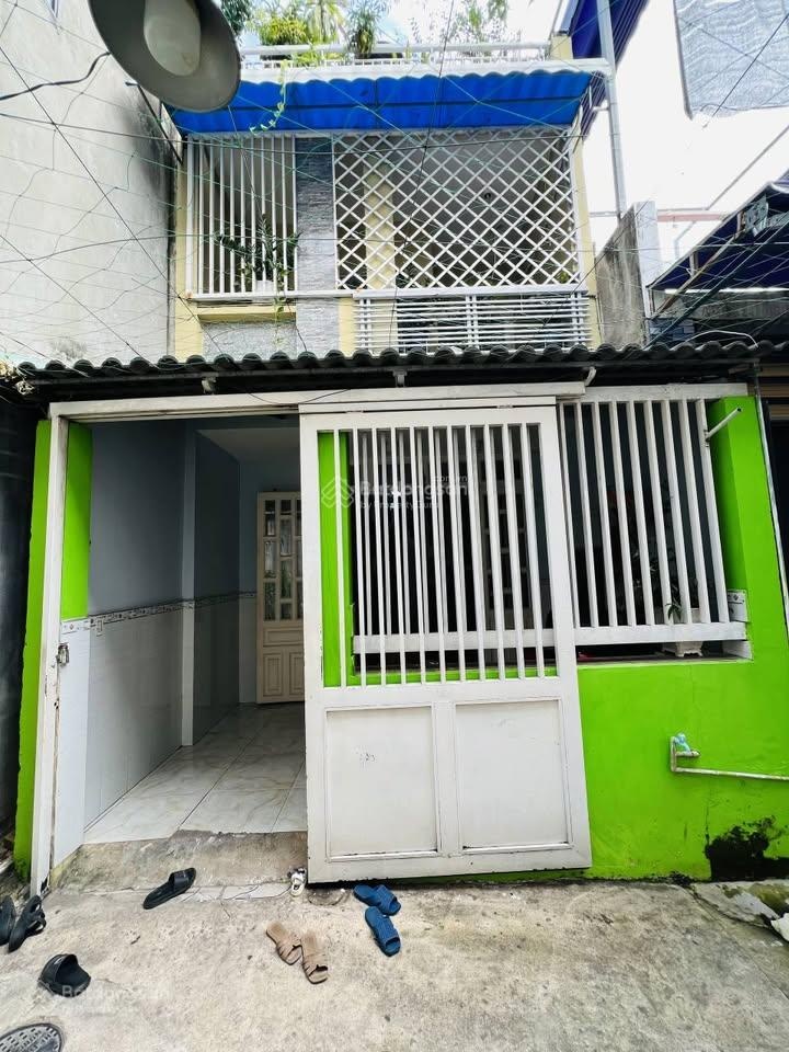 Bán nhà trệt lầu giá rẻ gần chợ cách ngã ba Ông Xã - Dĩ An 300m