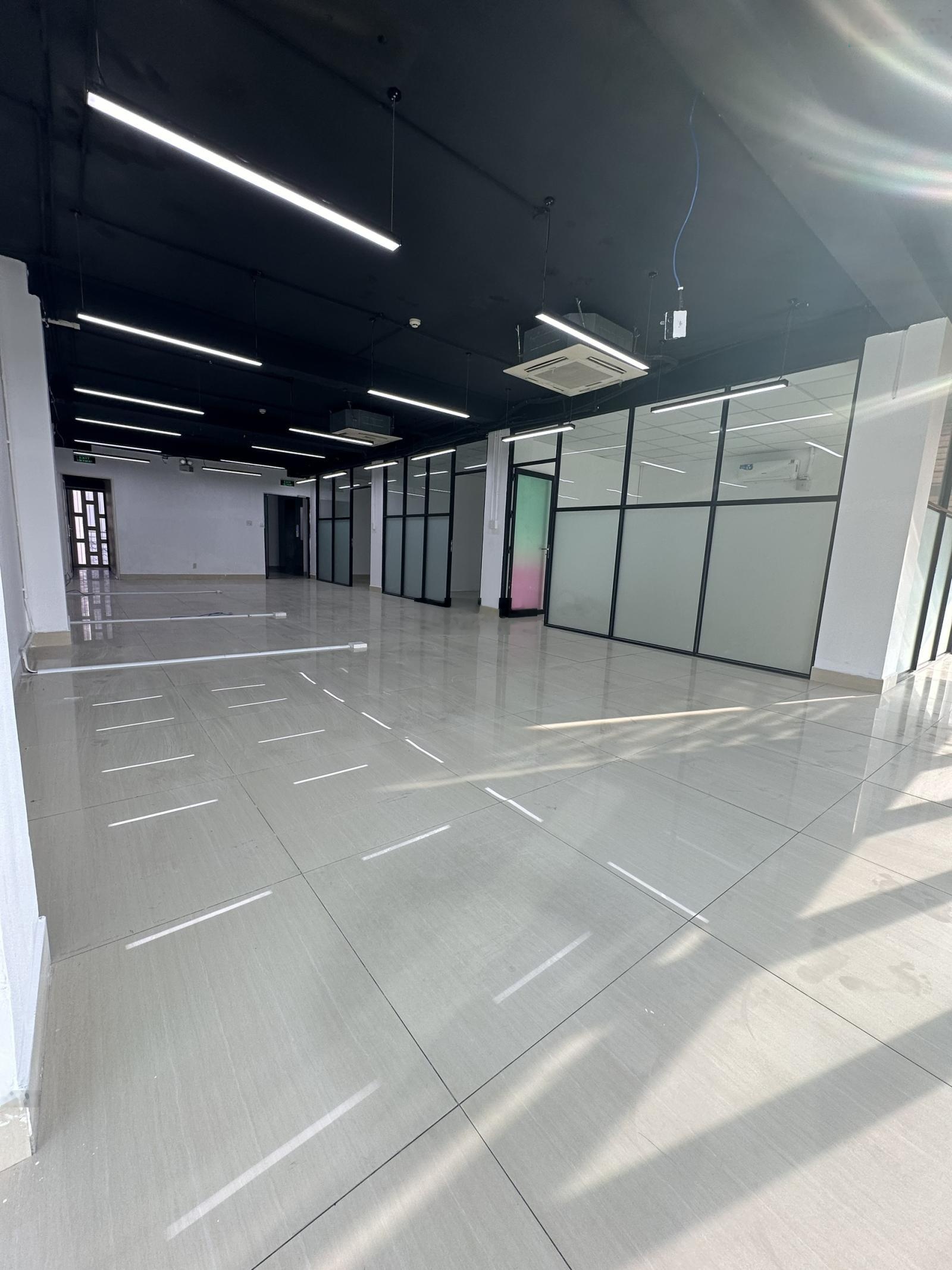 Cho thuê VP Bến Vân Đồn 140m2 view sông thoáng được đặt bảng hiệu