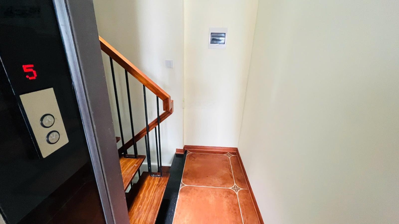 Nhà riêng đường Trần Quý Cáp, Văn Miếu, 36m2, 5 tầng, có thang máy, đủ đồ, 14tr/th. LH: 0984536699