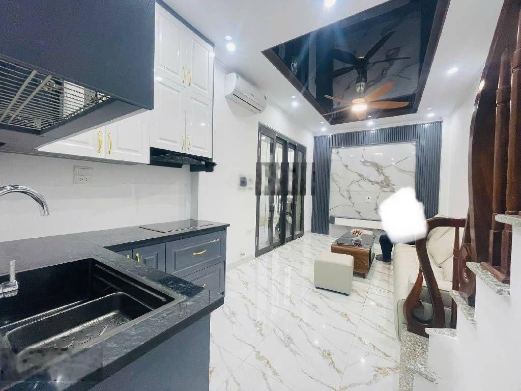 Bán nhà 10 tỷ, trung tâm phố, nhà mới thang máy về ở luôn.